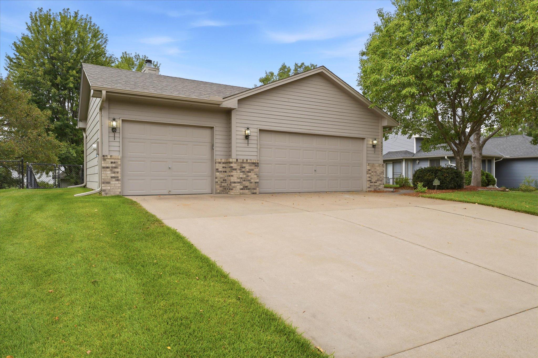 9225 Queens Gardens Property Photo 4