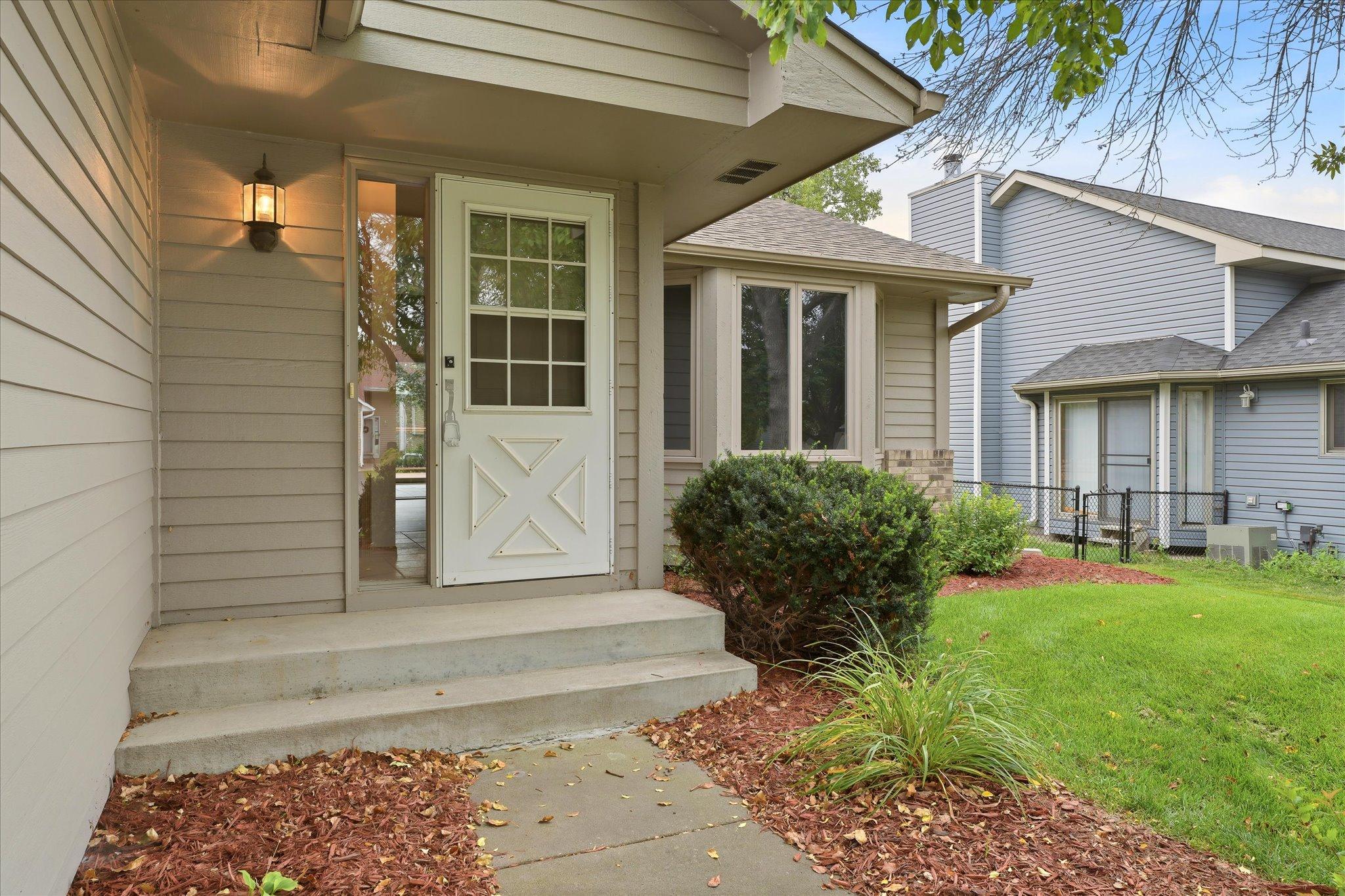 9225 Queens Gardens Property Photo 5