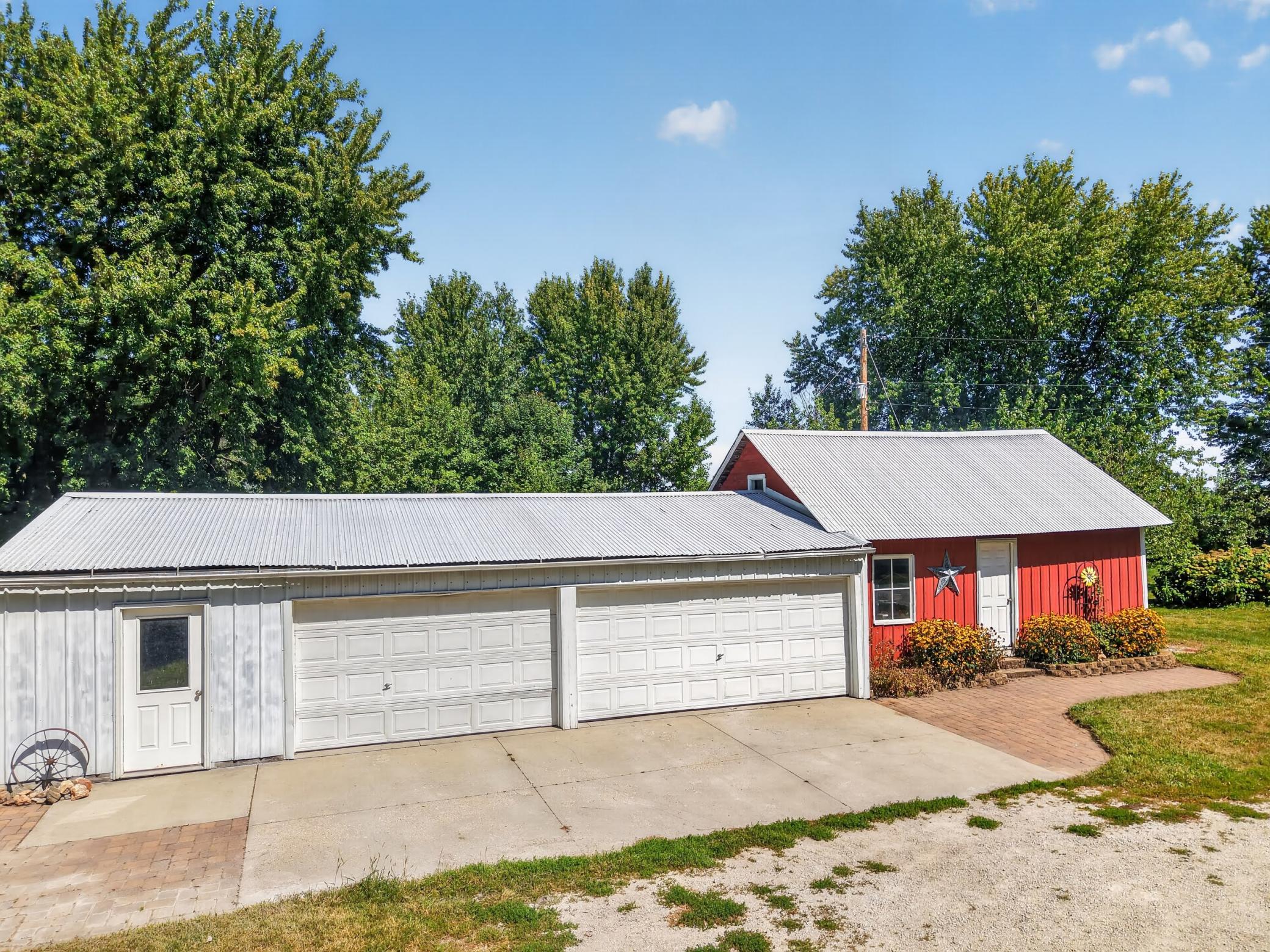 6119 County Road 10 Se Property Photo 2
