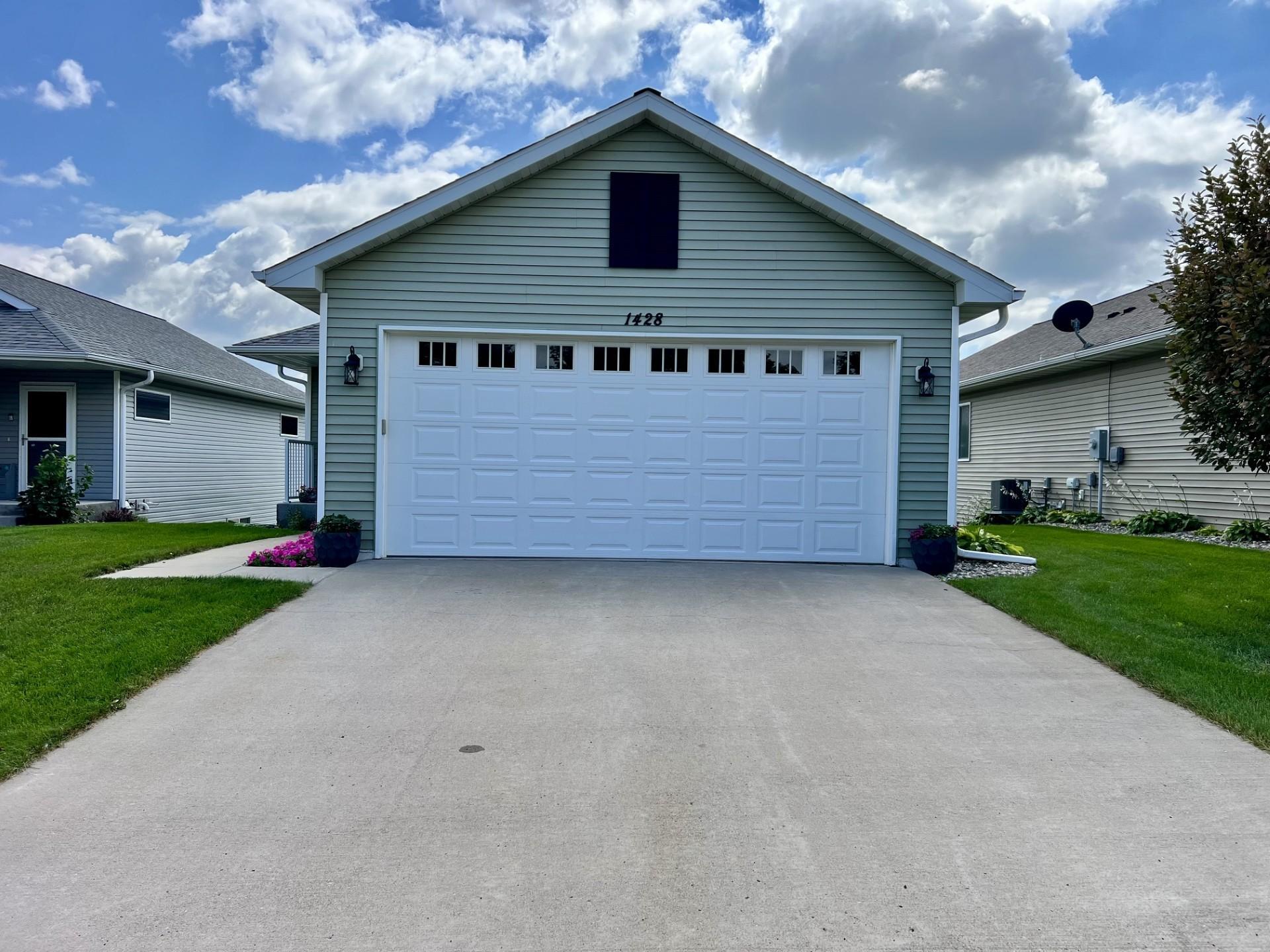 1428 Carl Way Property Photo 2