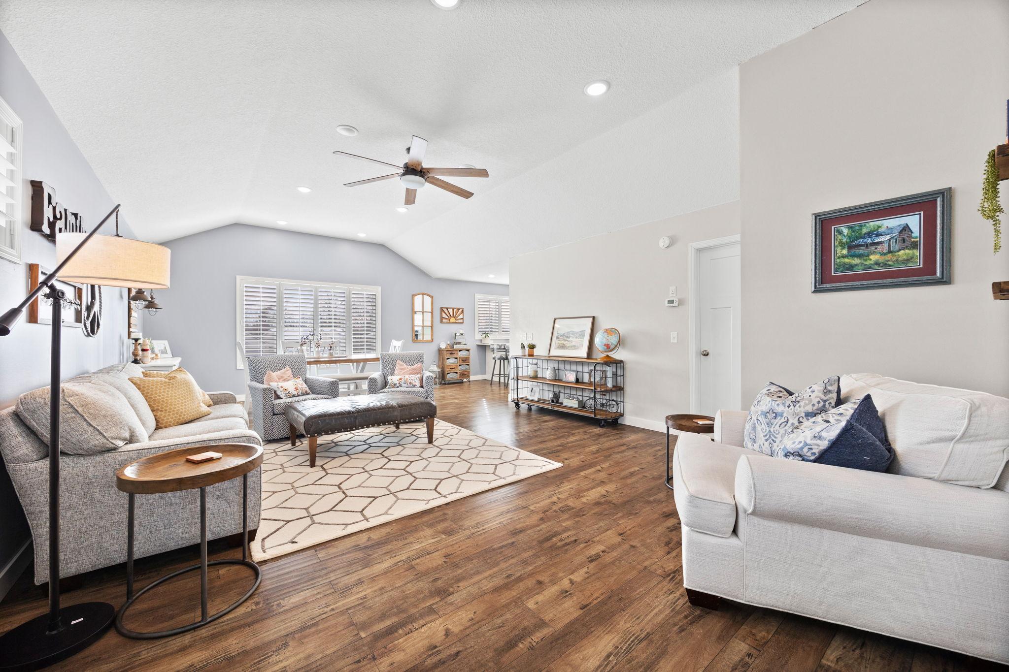 1428 Carl Way Property Photo 8