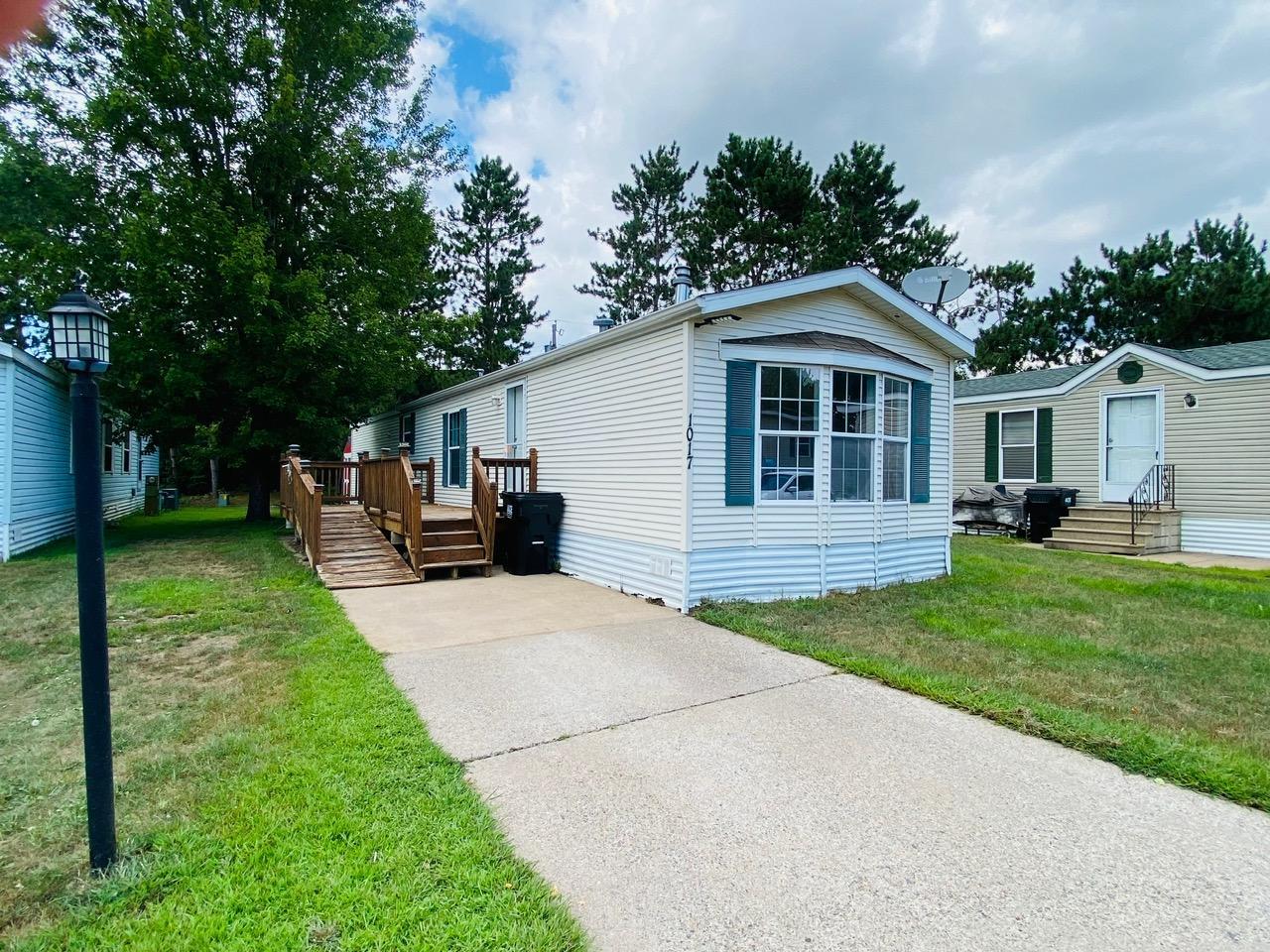 1017 Meadow Lane Ne Property Photo 2