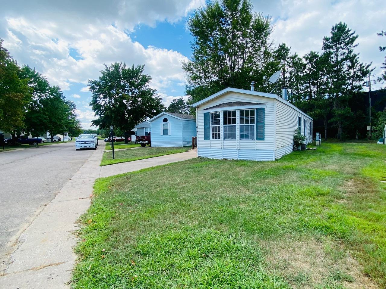 1017 Meadow Lane Ne Property Photo 3