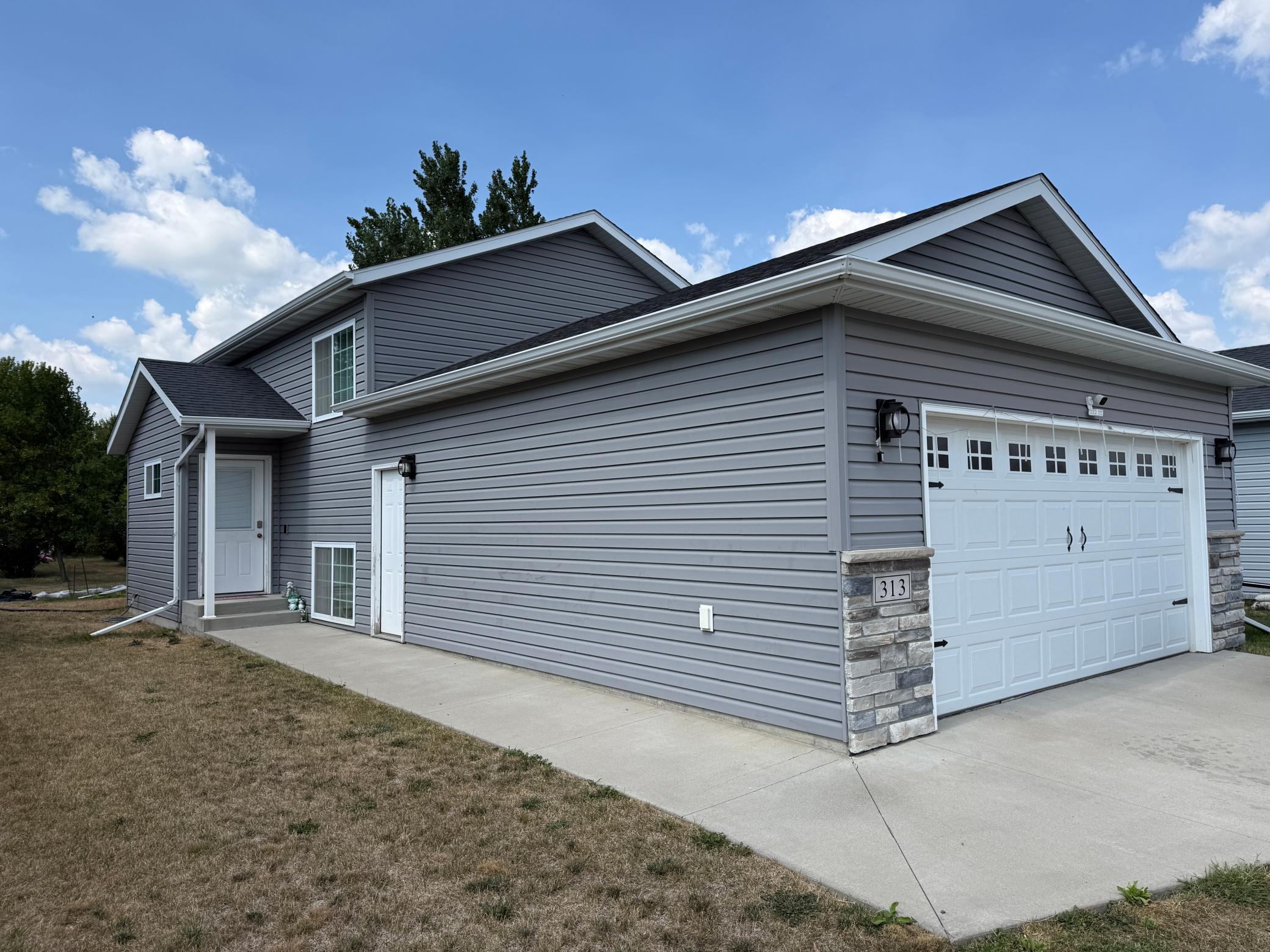 313 5th Street E Property Photo 1