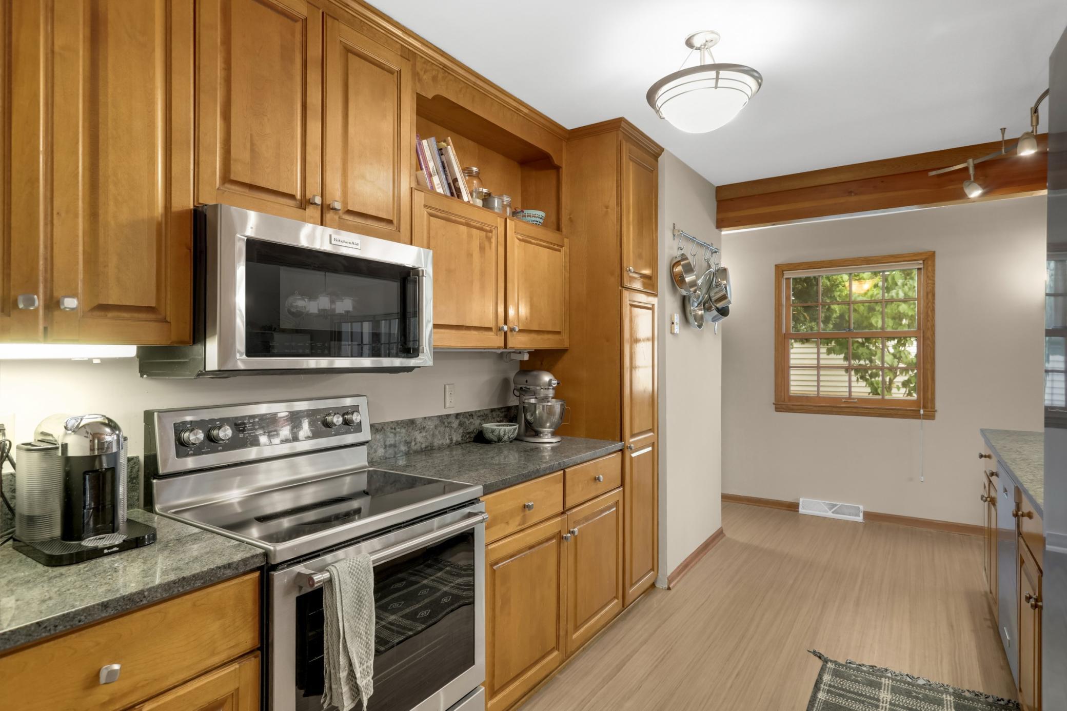 2126 Scheffer Avenue Property Photo 8