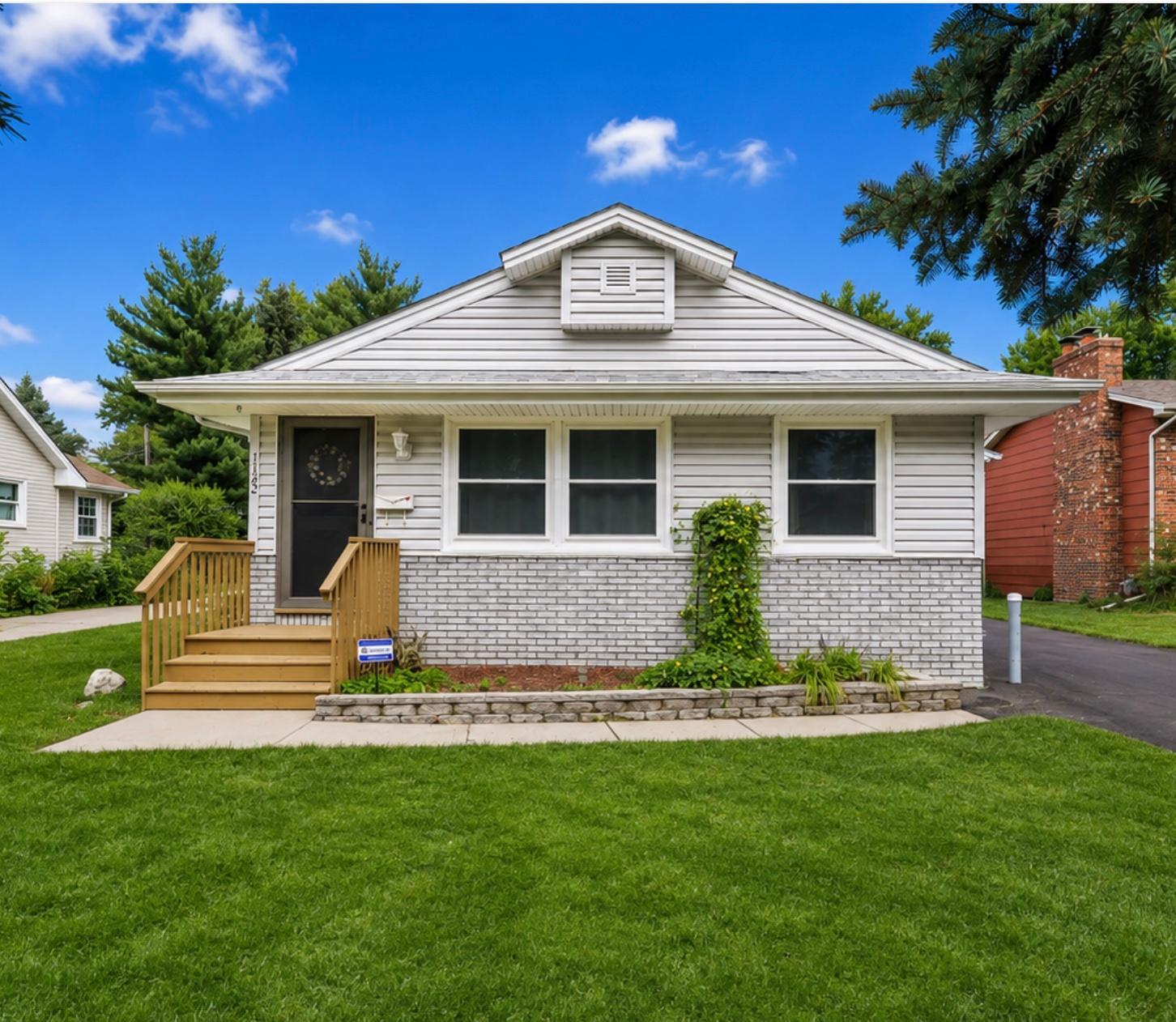 1123 43 1/2 Avenue Ne Property Photo 1