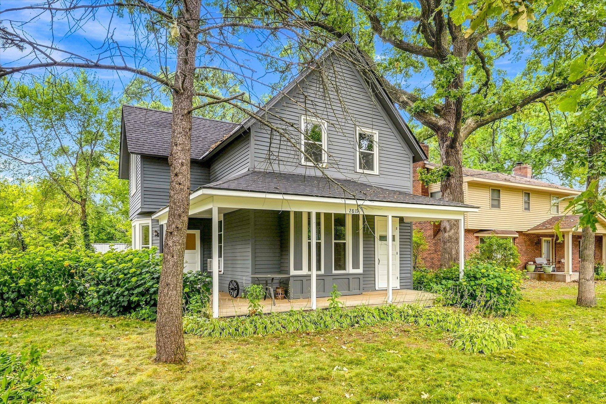 2819 Helen Street N Property Photo 1