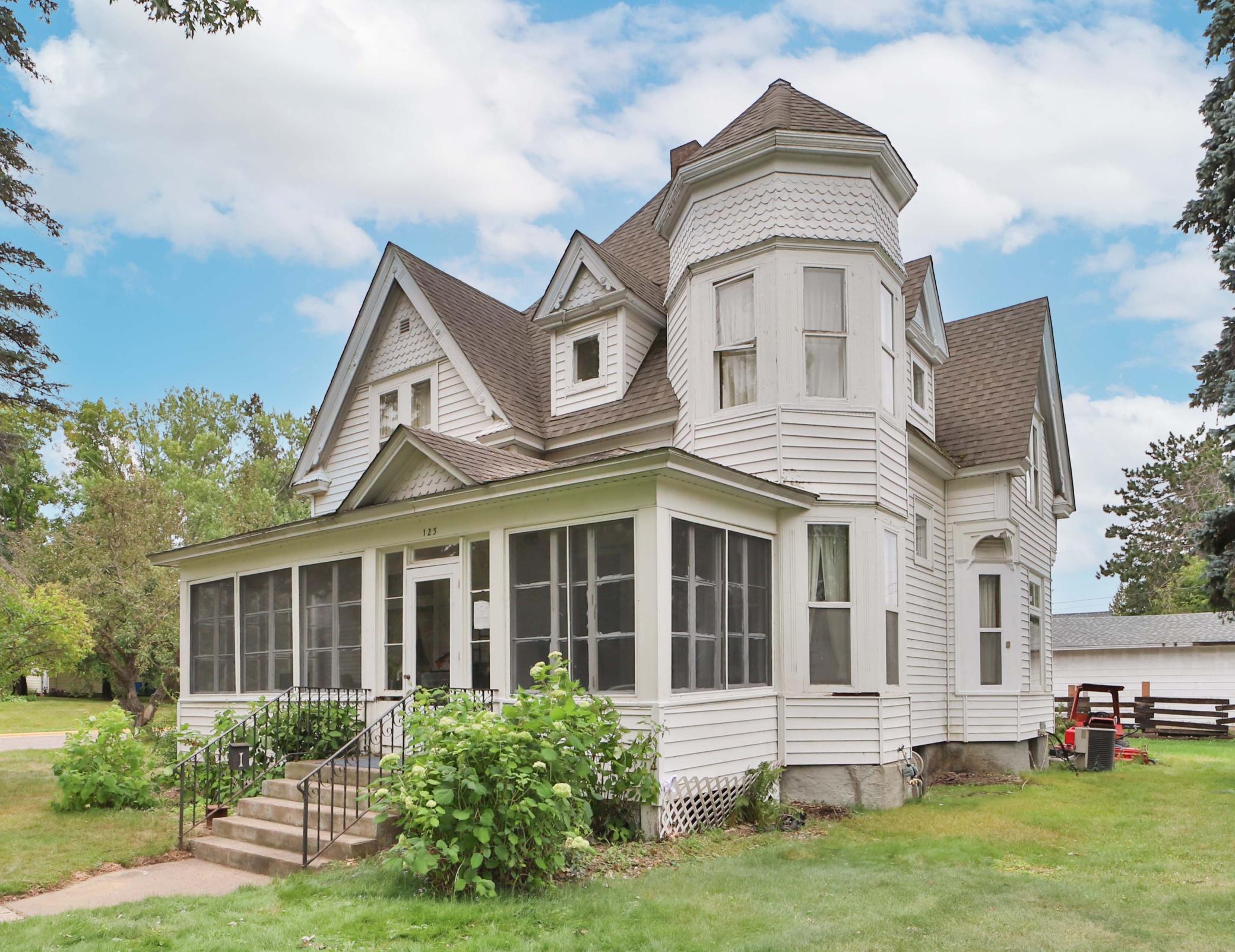 123 Minnesota Avenue S Property Photo 1