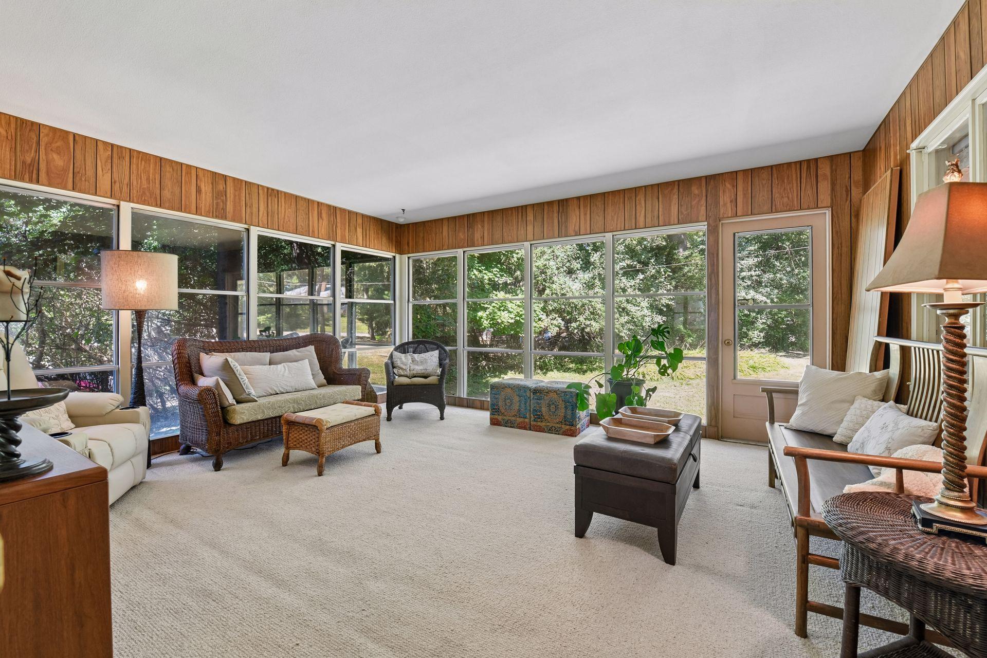 4730 Fairhills Road E Property Photo 6