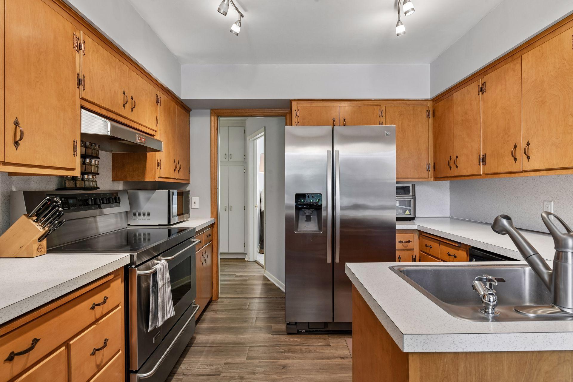 4730 Fairhills Road E Property Photo 8
