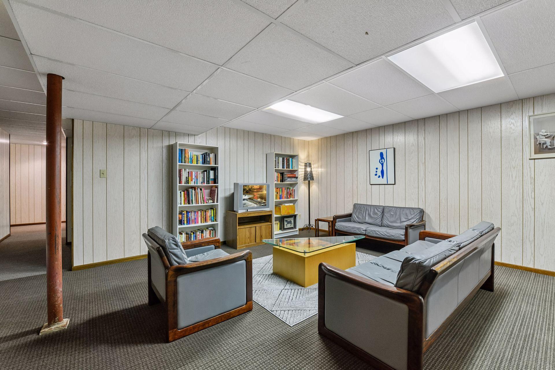 4730 Fairhills Road E Property Photo 18