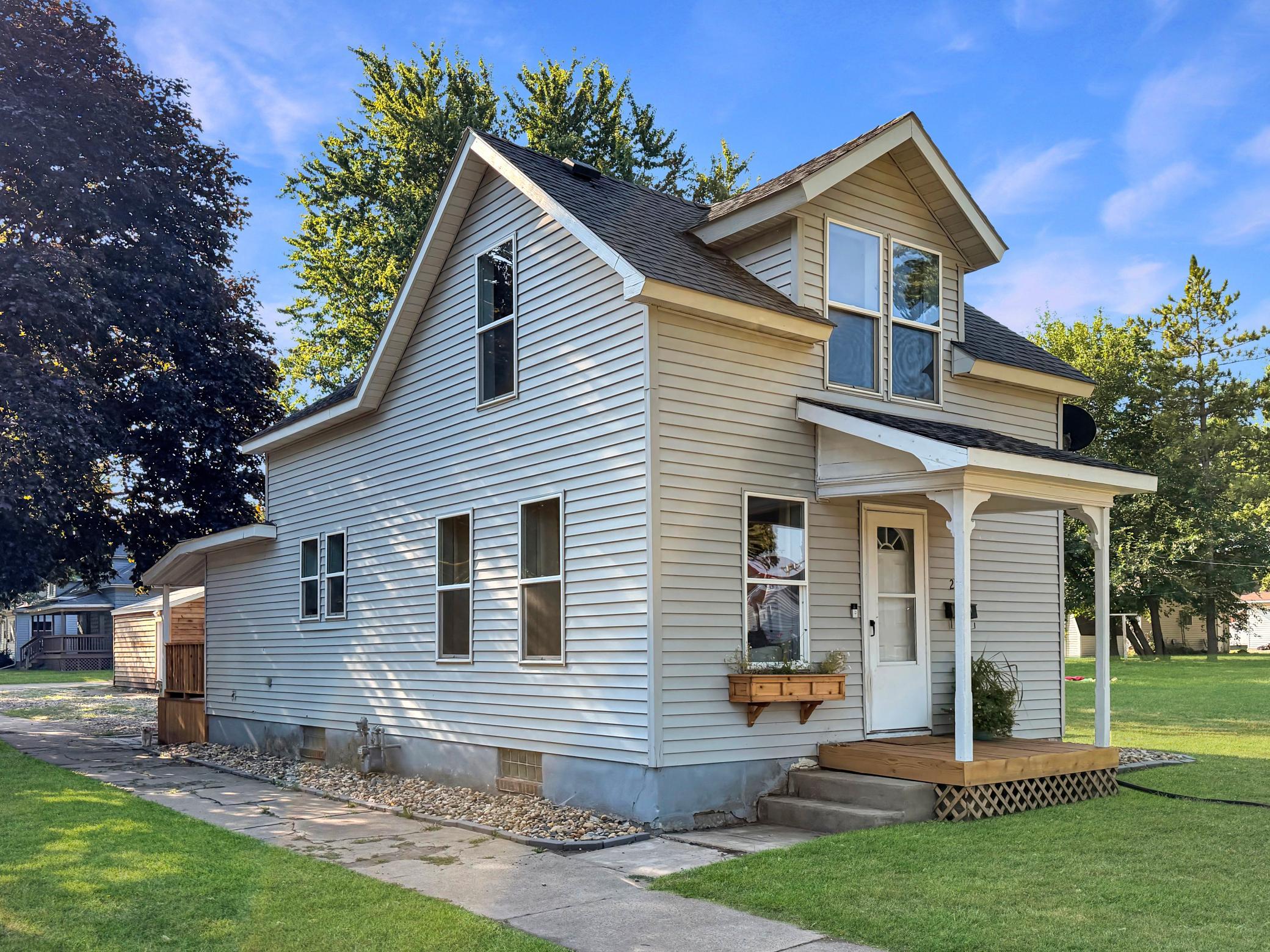 284 2nd Street Property Photo 3