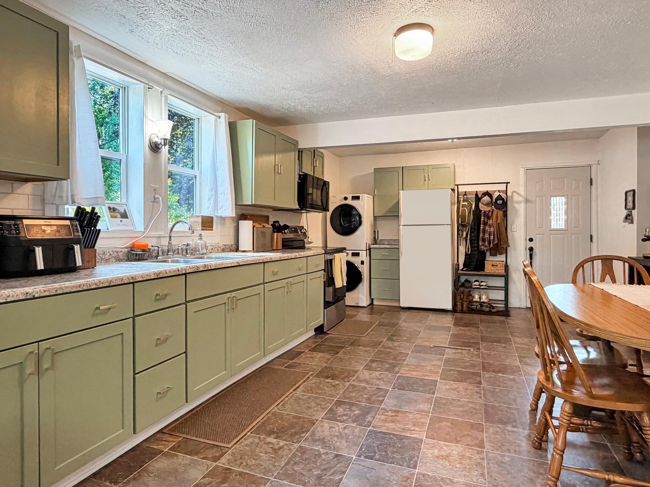 284 2nd Street Property Photo 17