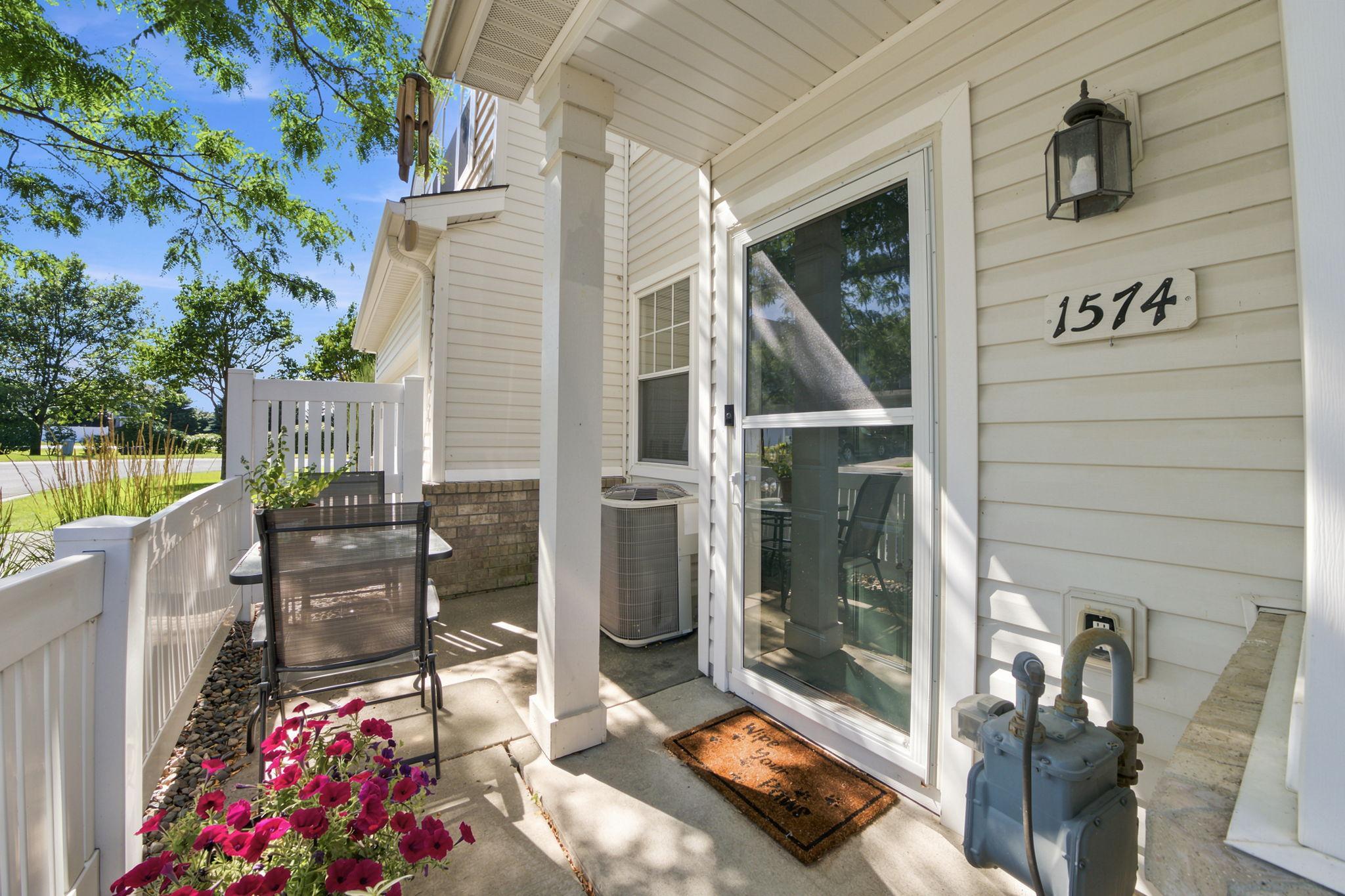1574 Liberty Circle Property Photo 4