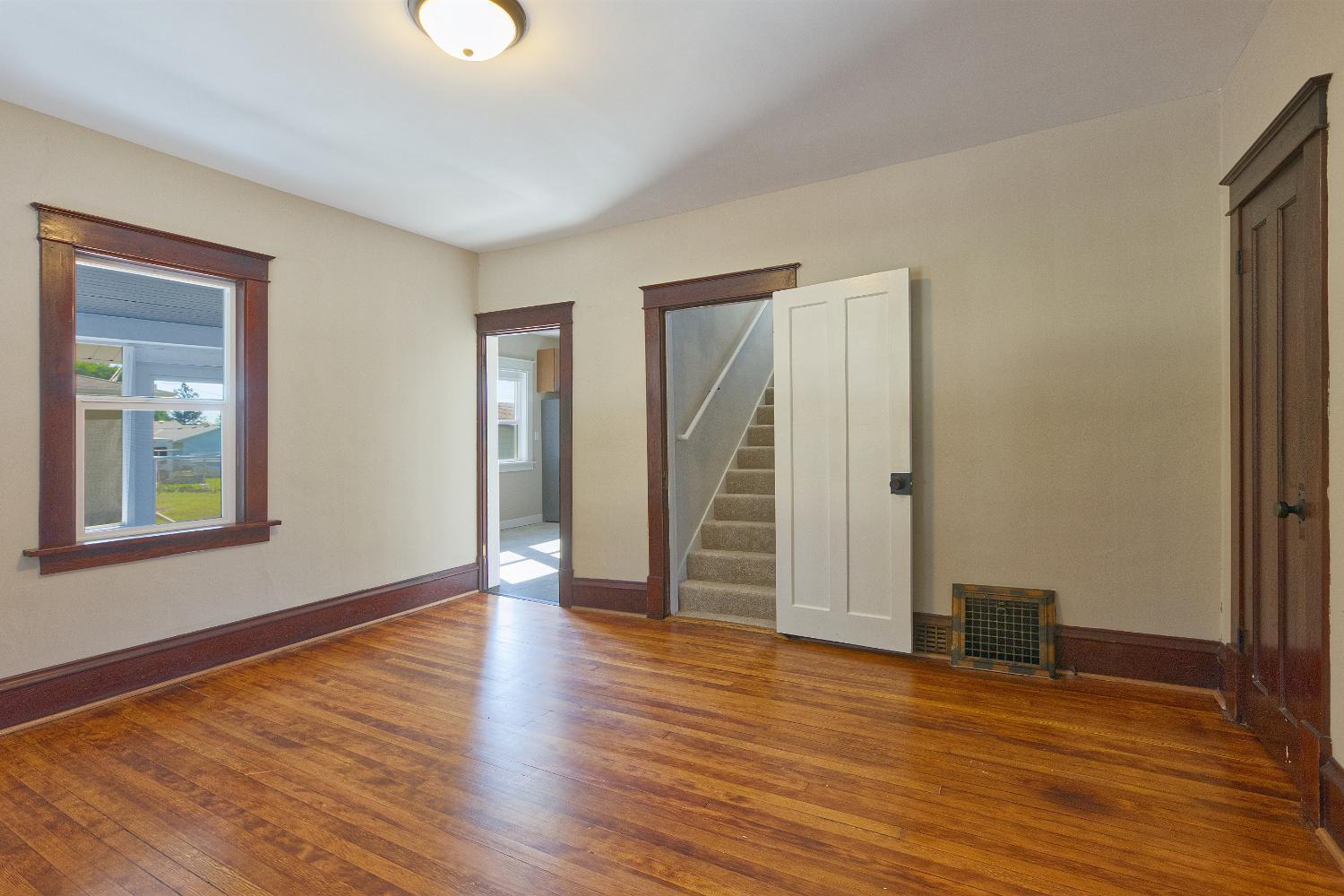 251 Winsted Avenue W Property Photo 2