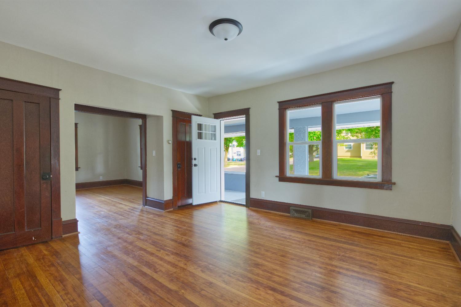 251 Winsted Avenue W Property Photo 3