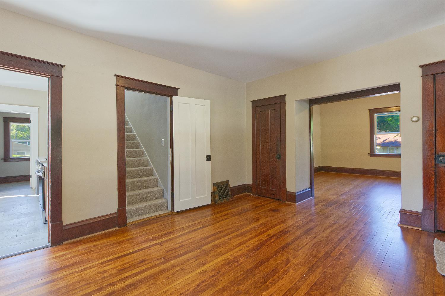 251 Winsted Avenue W Property Photo 4