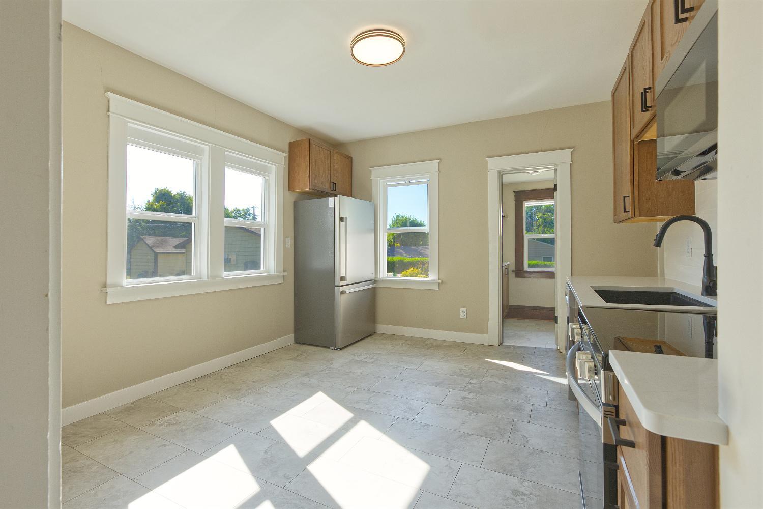 251 Winsted Avenue W Property Photo 5