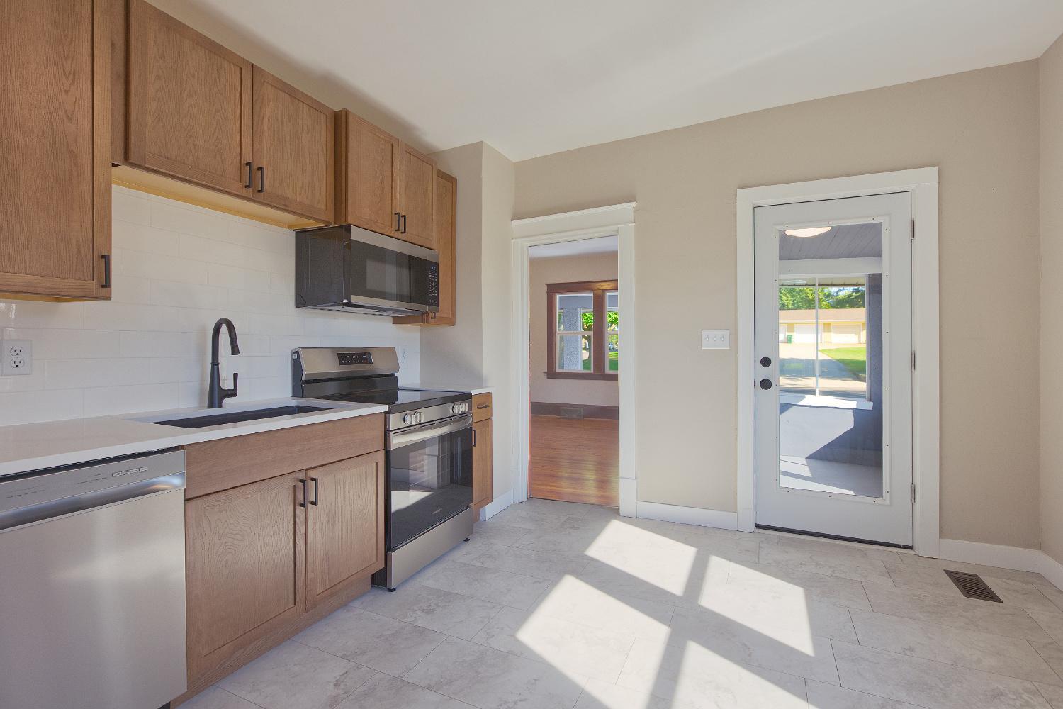 251 Winsted Avenue W Property Photo 6