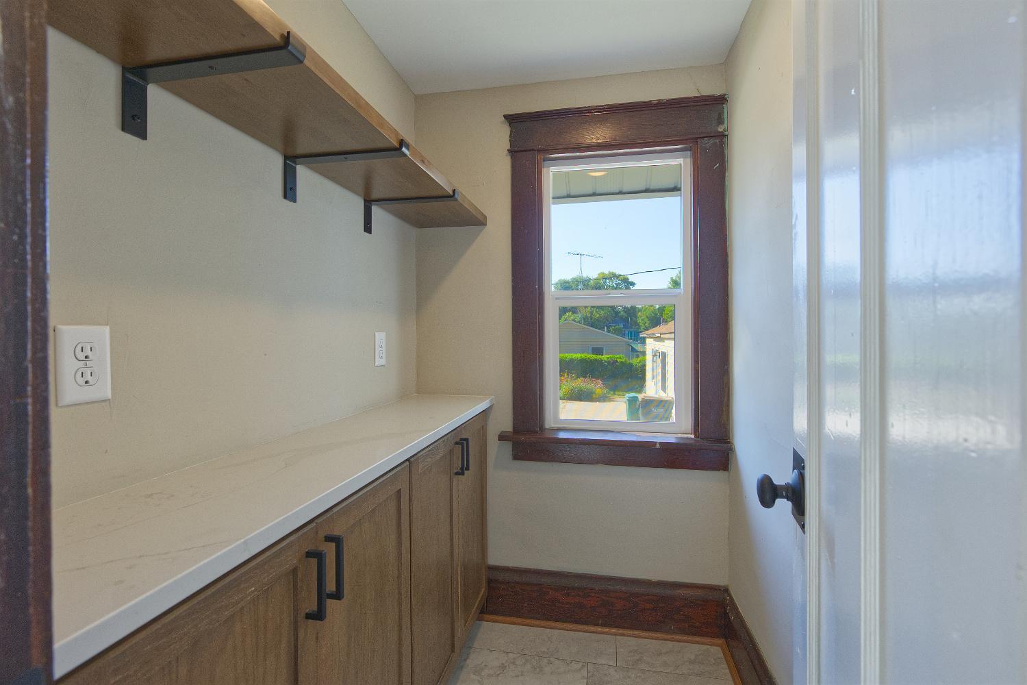 251 Winsted Avenue W Property Photo 9
