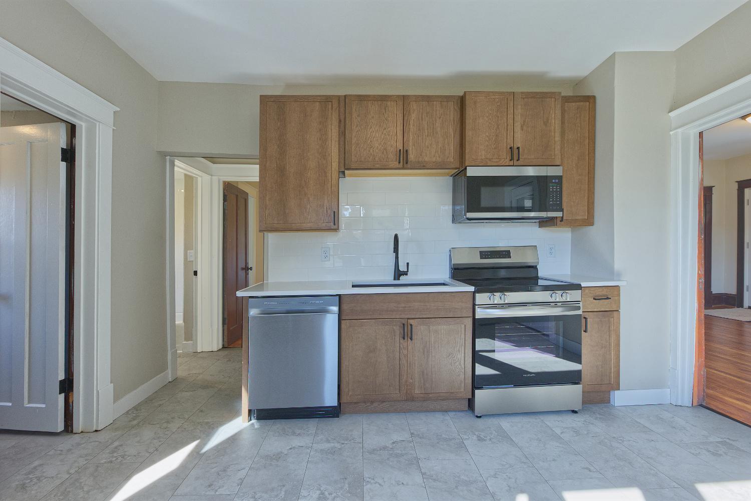 251 Winsted Avenue W Property Photo 10