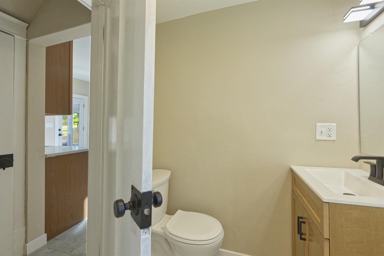 251 Winsted Avenue W Property Photo 12