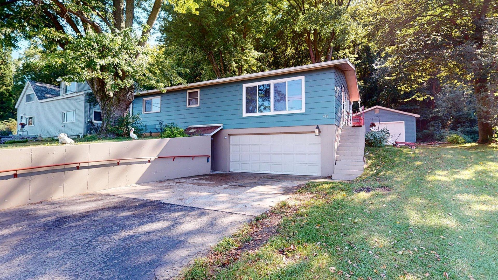 689 E Lake Boulevard Property Photo 1