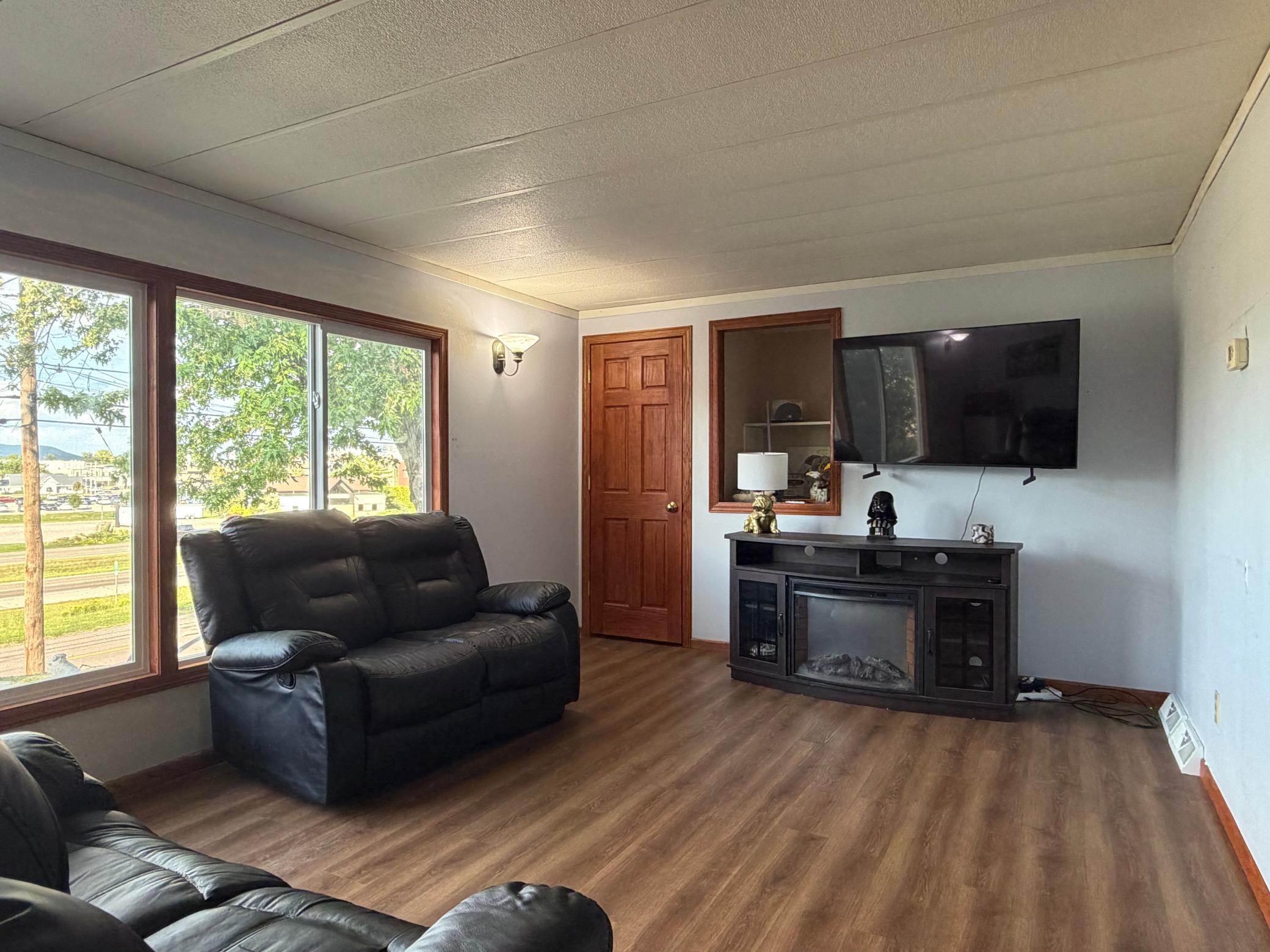 689 E Lake Boulevard Property Photo 2