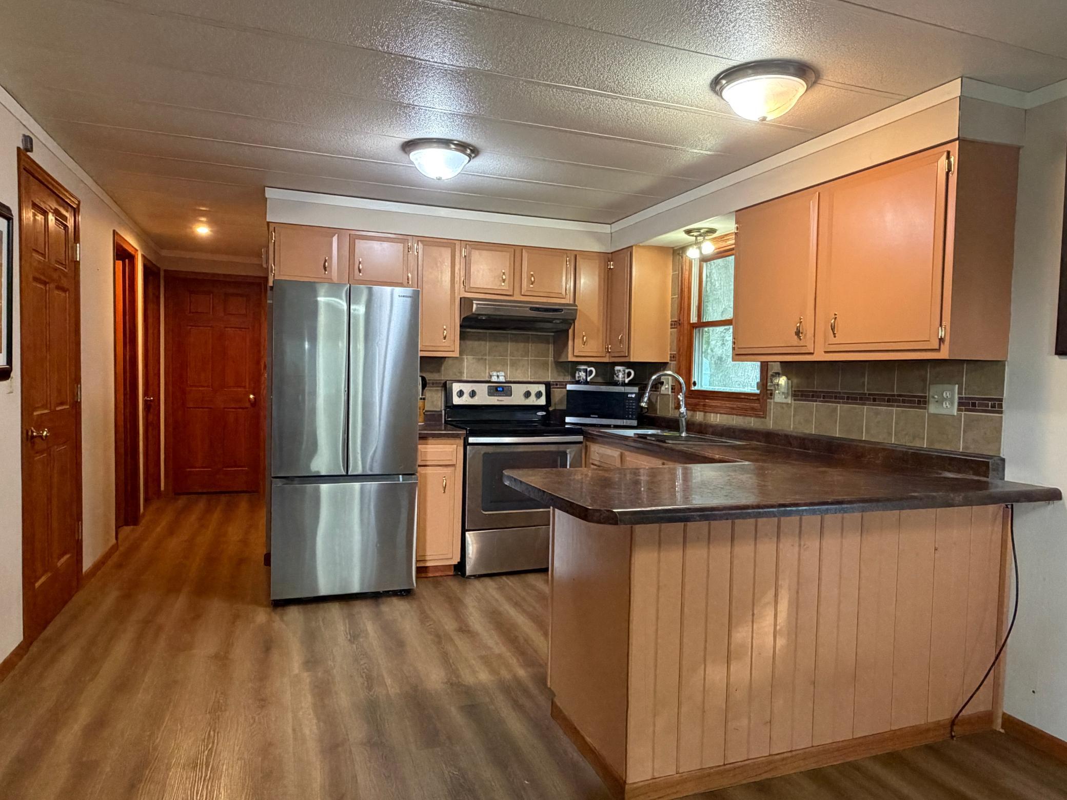 689 E Lake Boulevard Property Photo 3