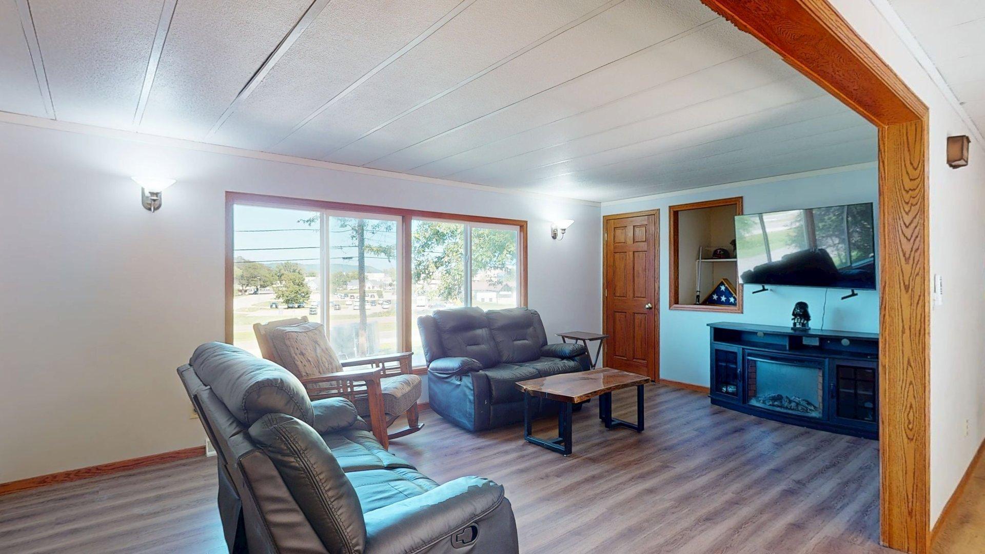 689 E Lake Boulevard Property Photo 3