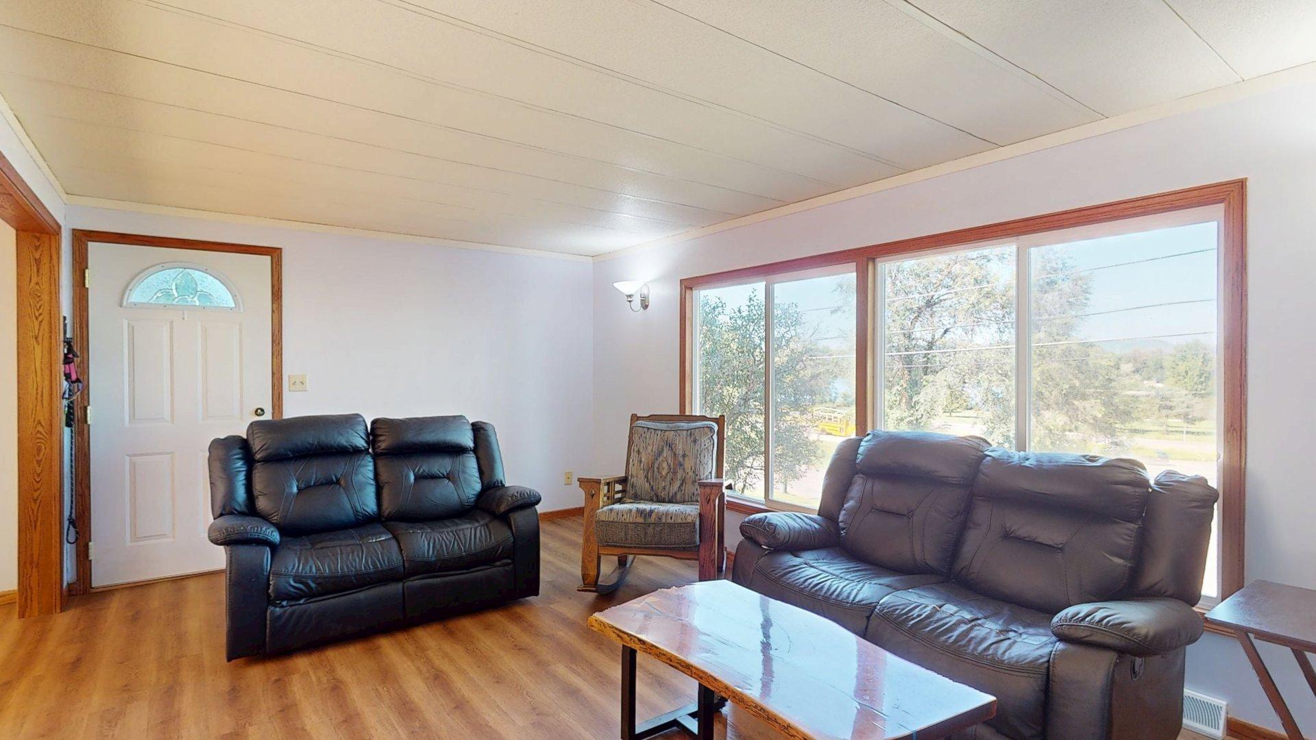 689 E Lake Boulevard Property Photo 5