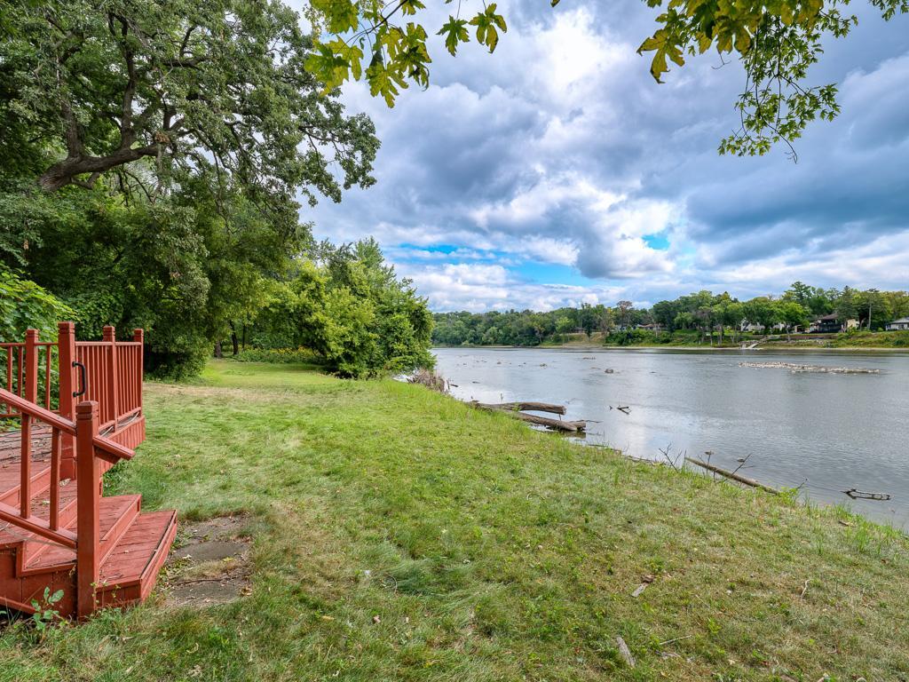 9316 W River Road Property Photo 1