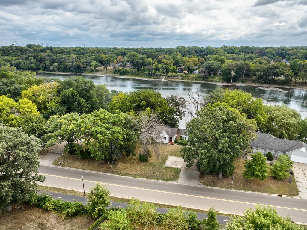 9316 W River Road Property Photo 3