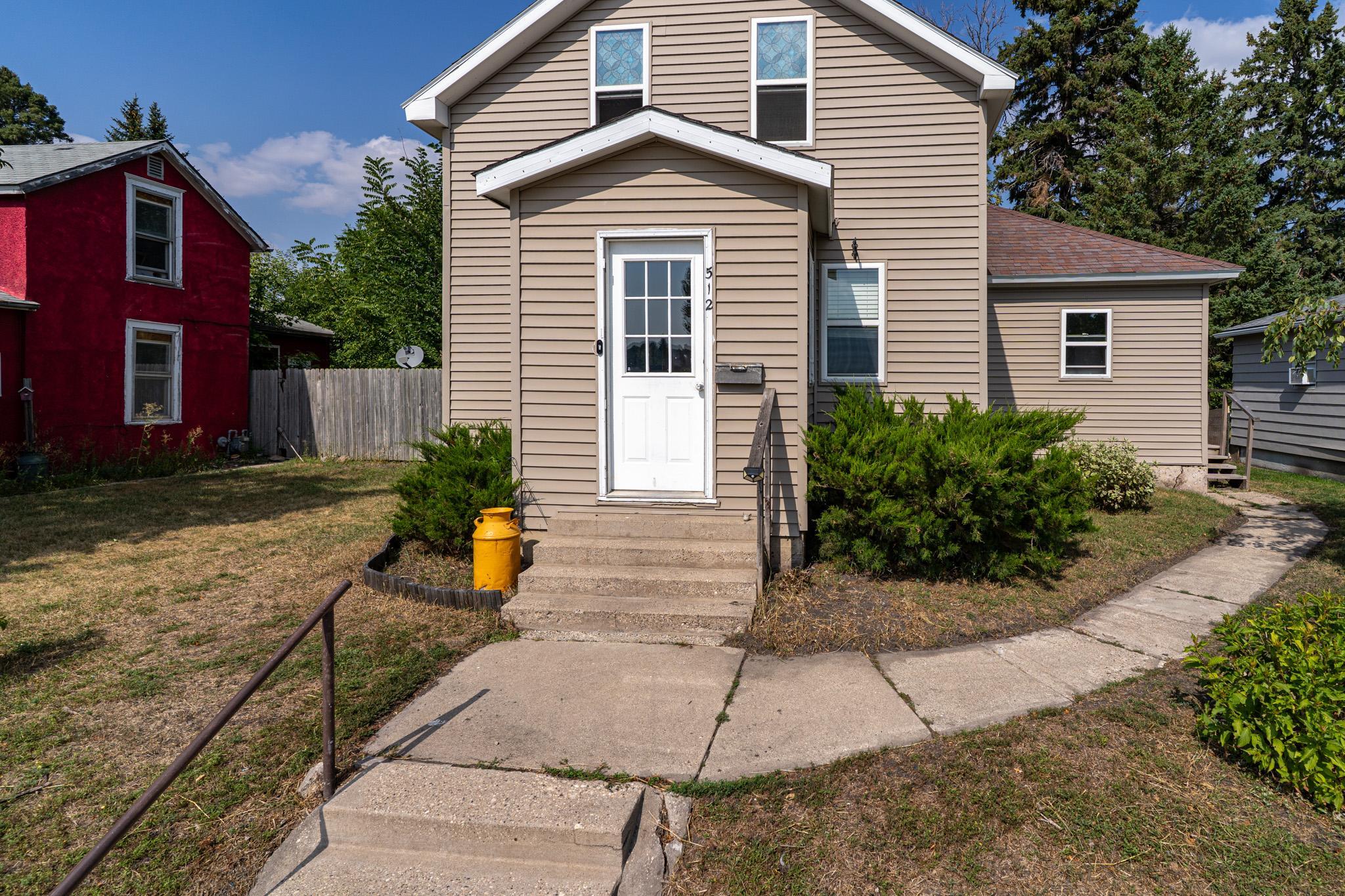 512 6th Street W Property Photo 1