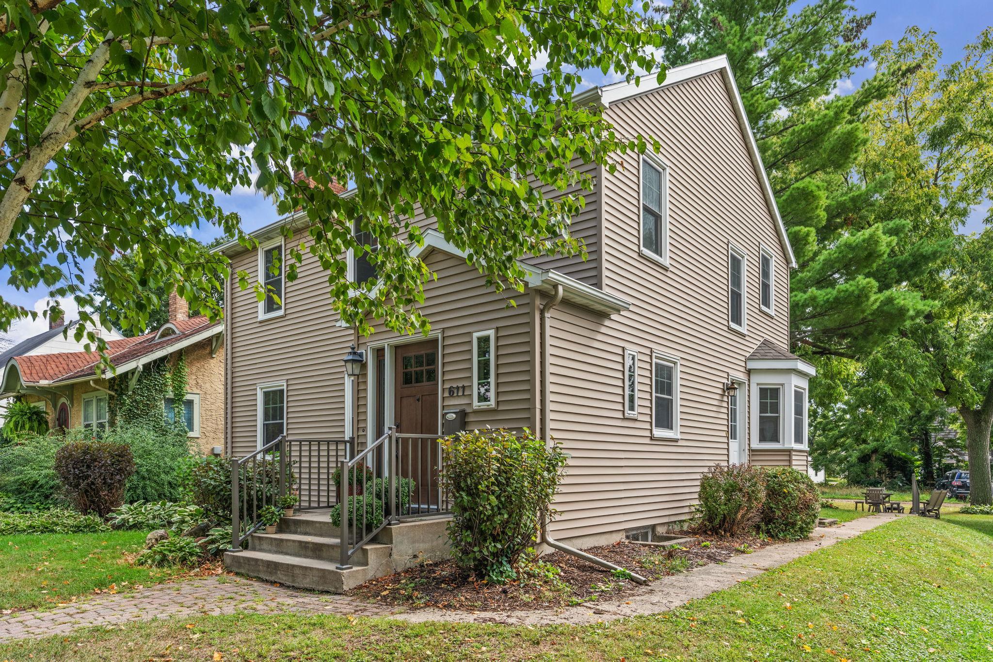 611 2nd Street Ne Property Photo 2