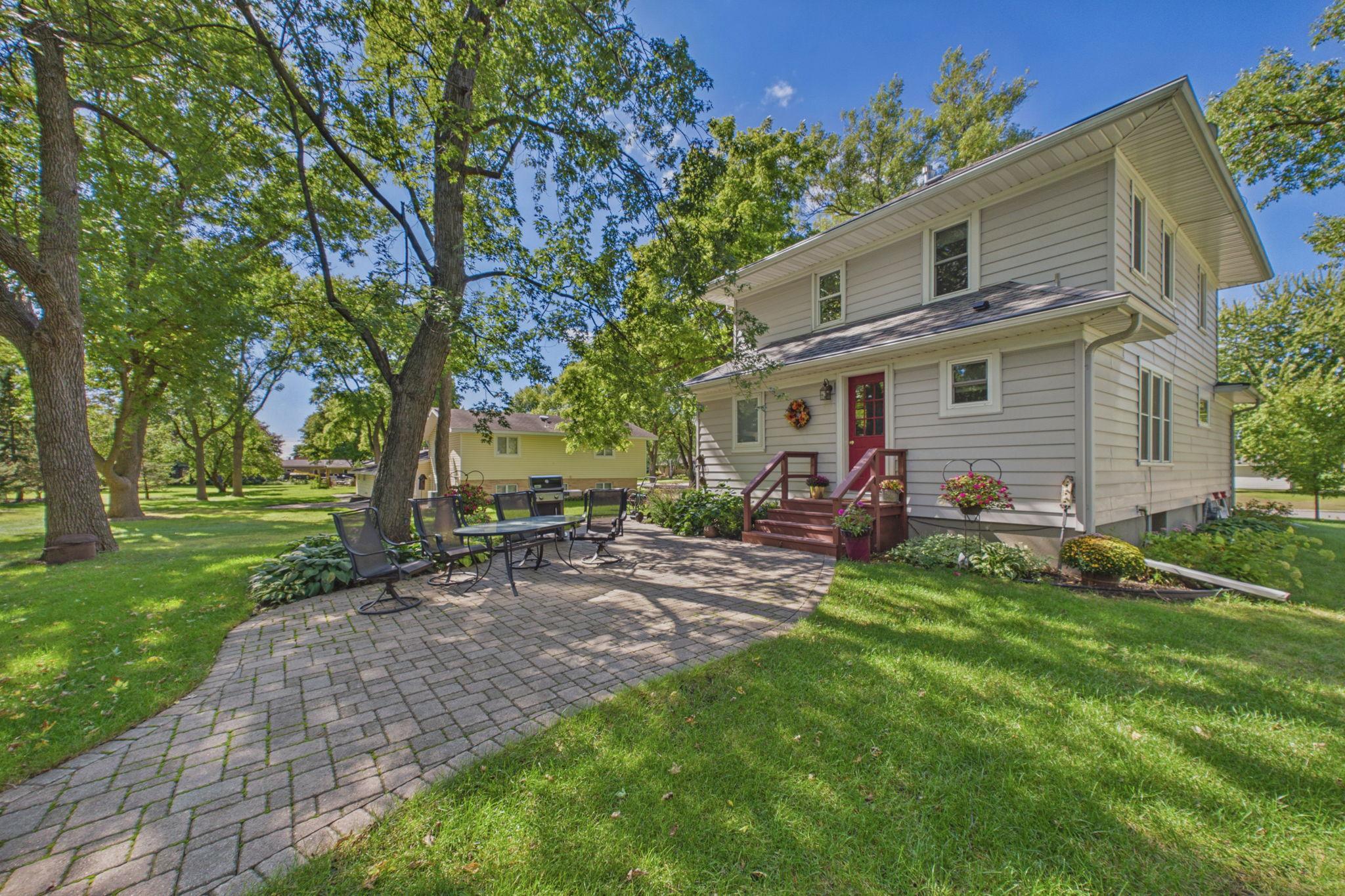 411 7th Street E Property Photo 2