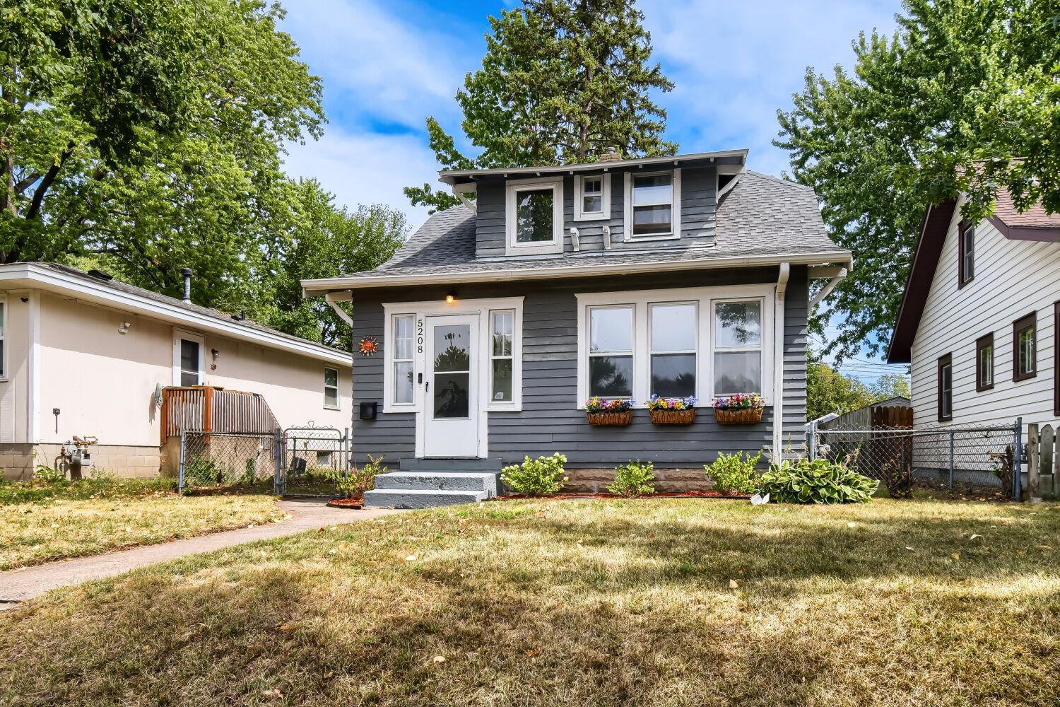 5208 Camden Avenue N Property Photo 2