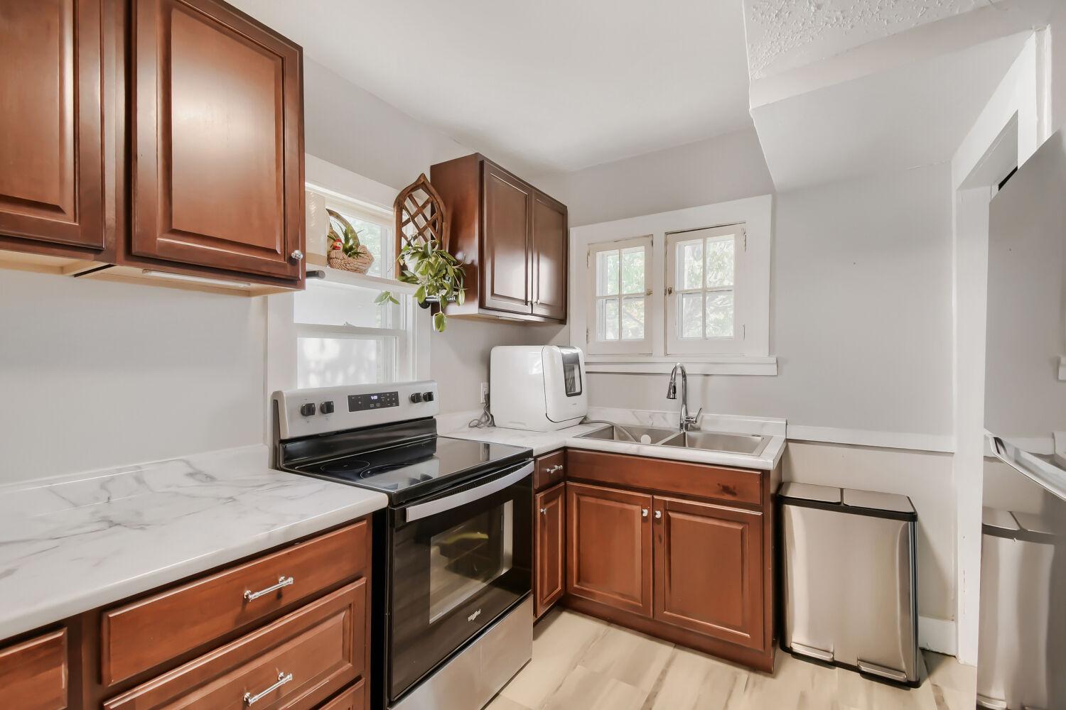 5208 Camden Avenue N Property Photo 8