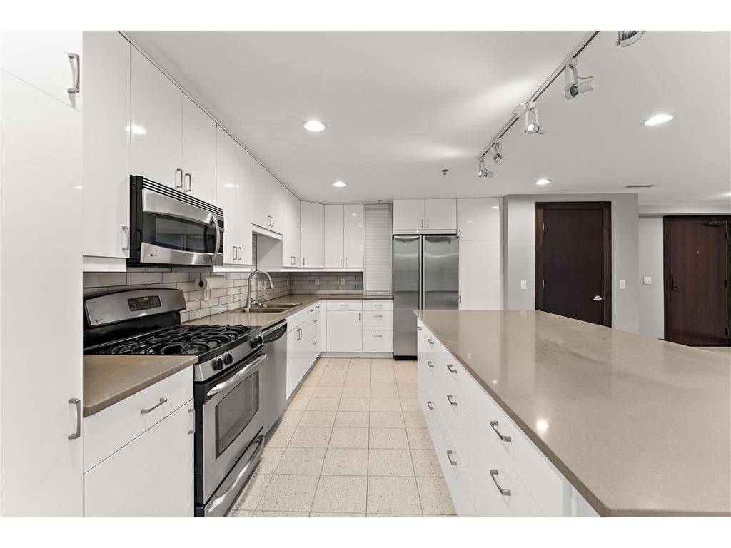 214 4th Street E 213 Property Photo 5