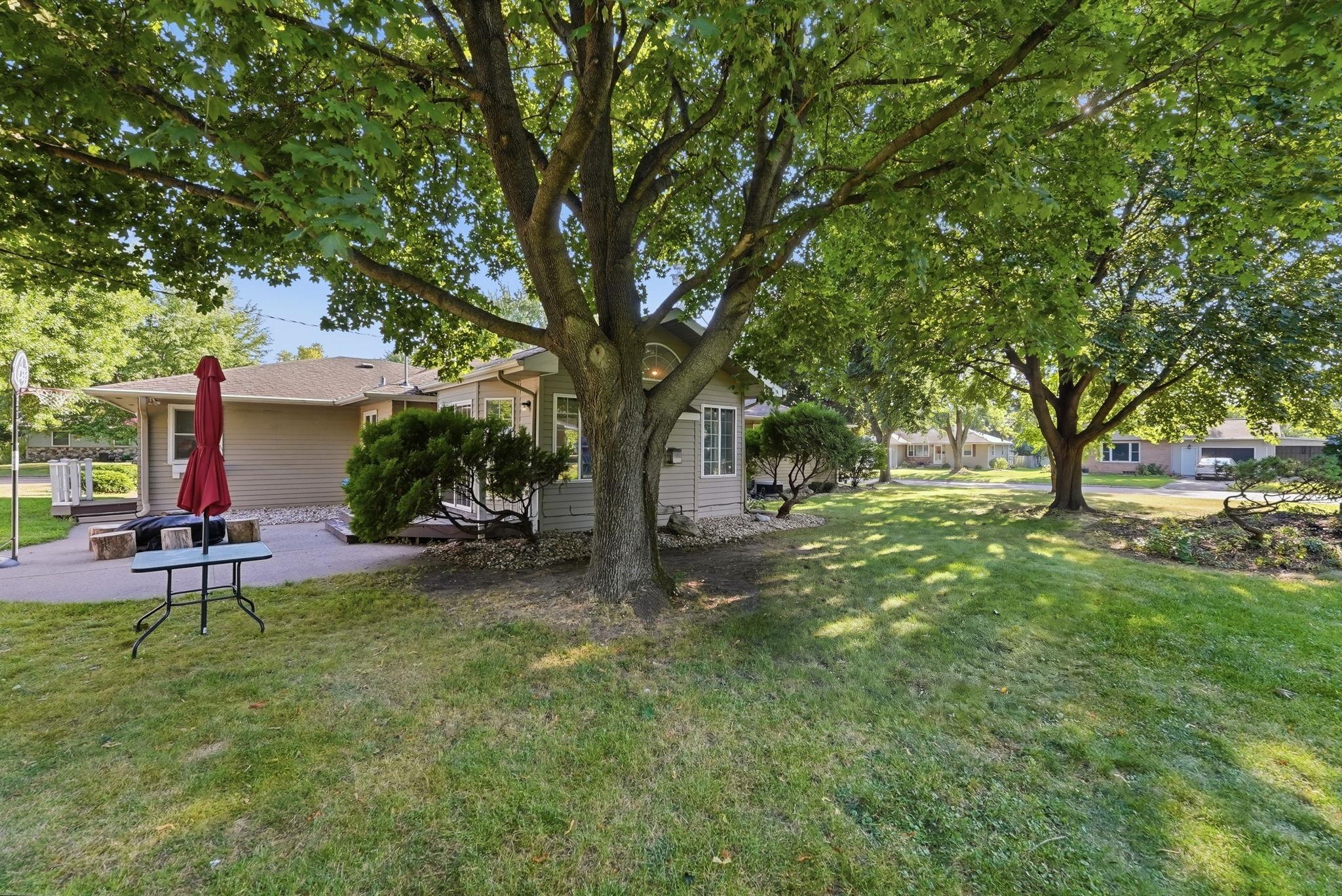 243 E Dahlstrom Avenue Property Photo 6
