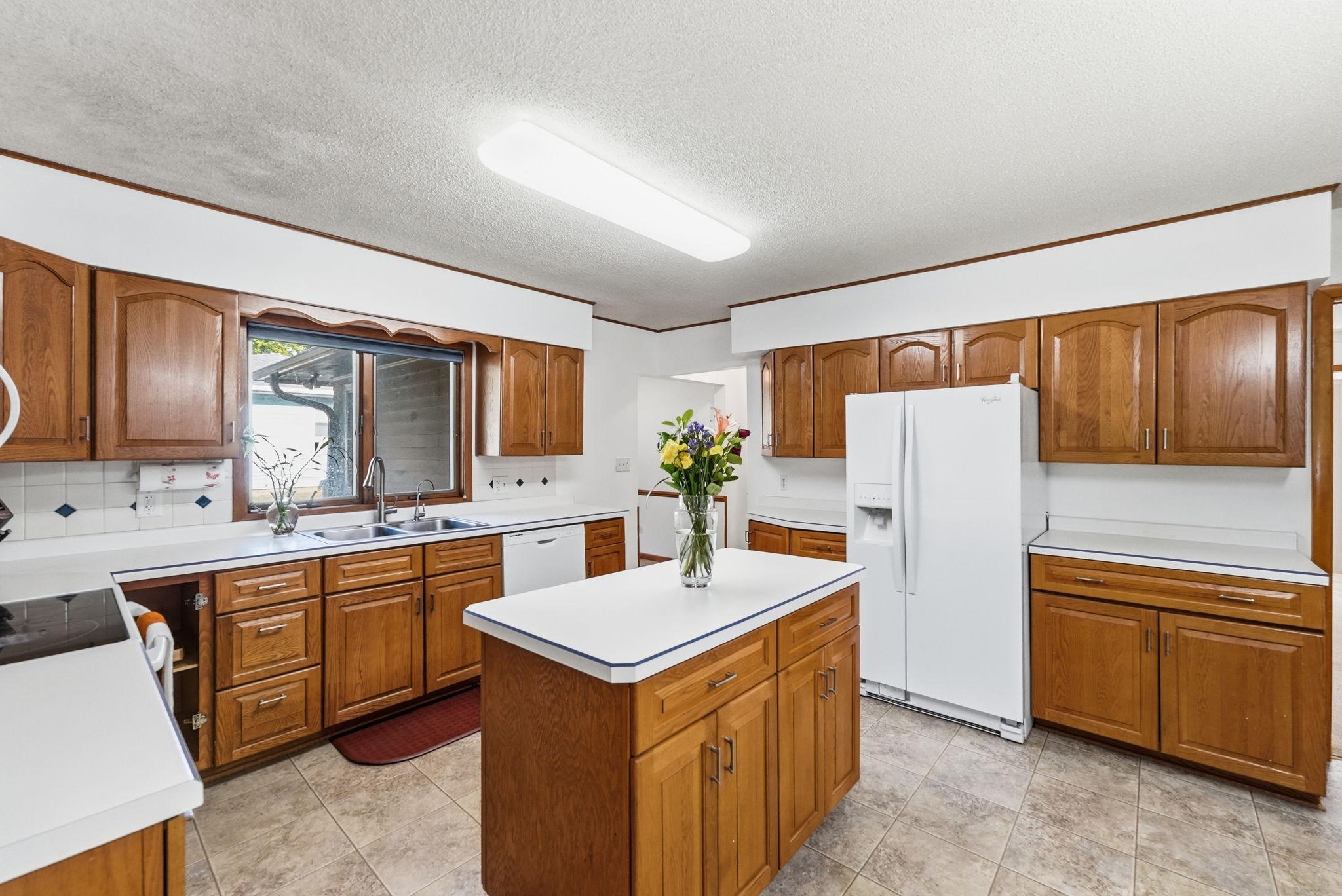 243 E Dahlstrom Avenue Property Photo 12