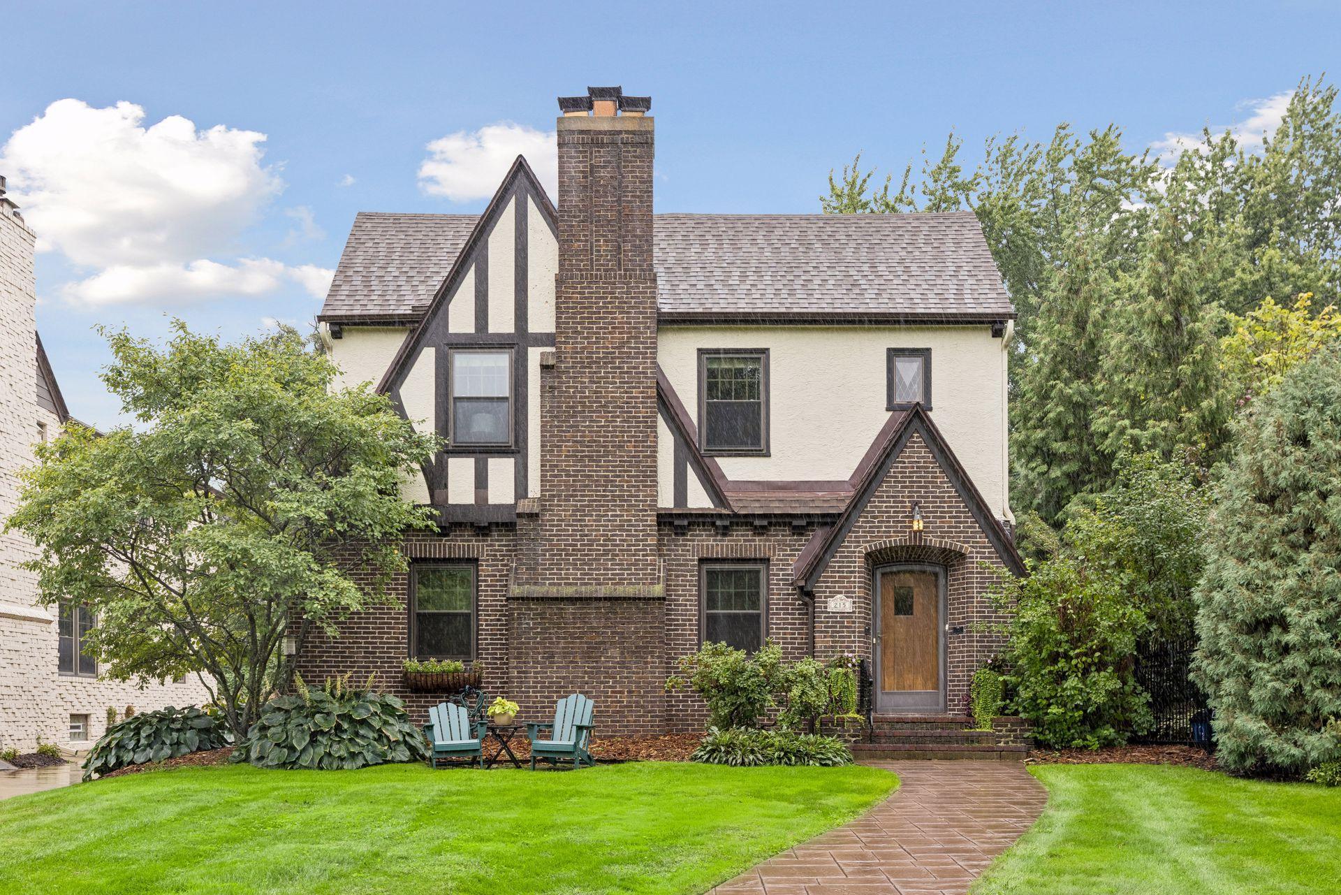 215 W Minnehaha Parkway Property Photo 1
