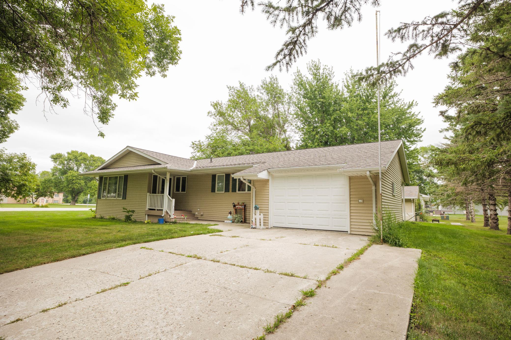 500 2nd Street E Property Photo 1