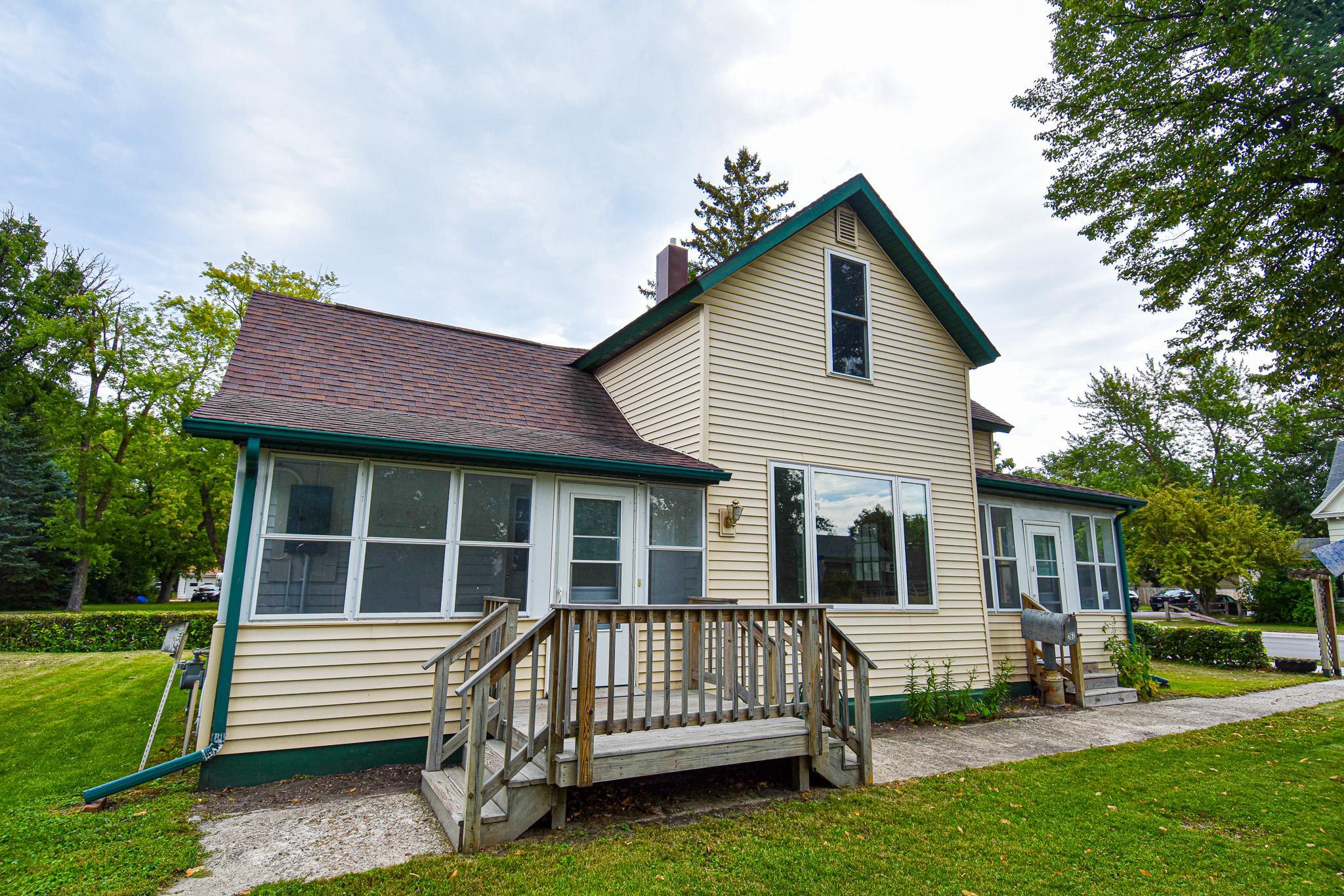 621 1st Street E Property Photo 1