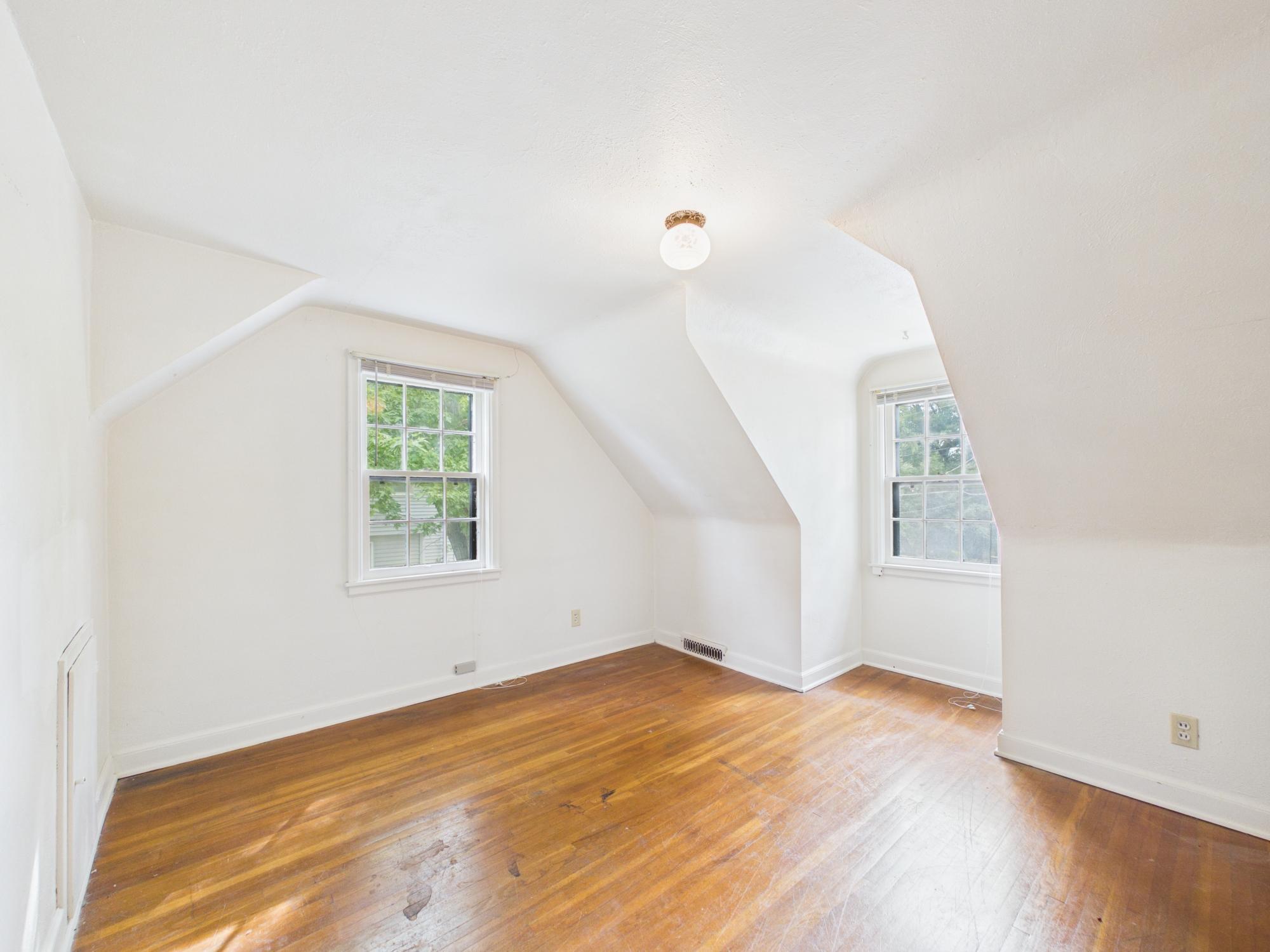 106 E 3rd Street Property Photo 19