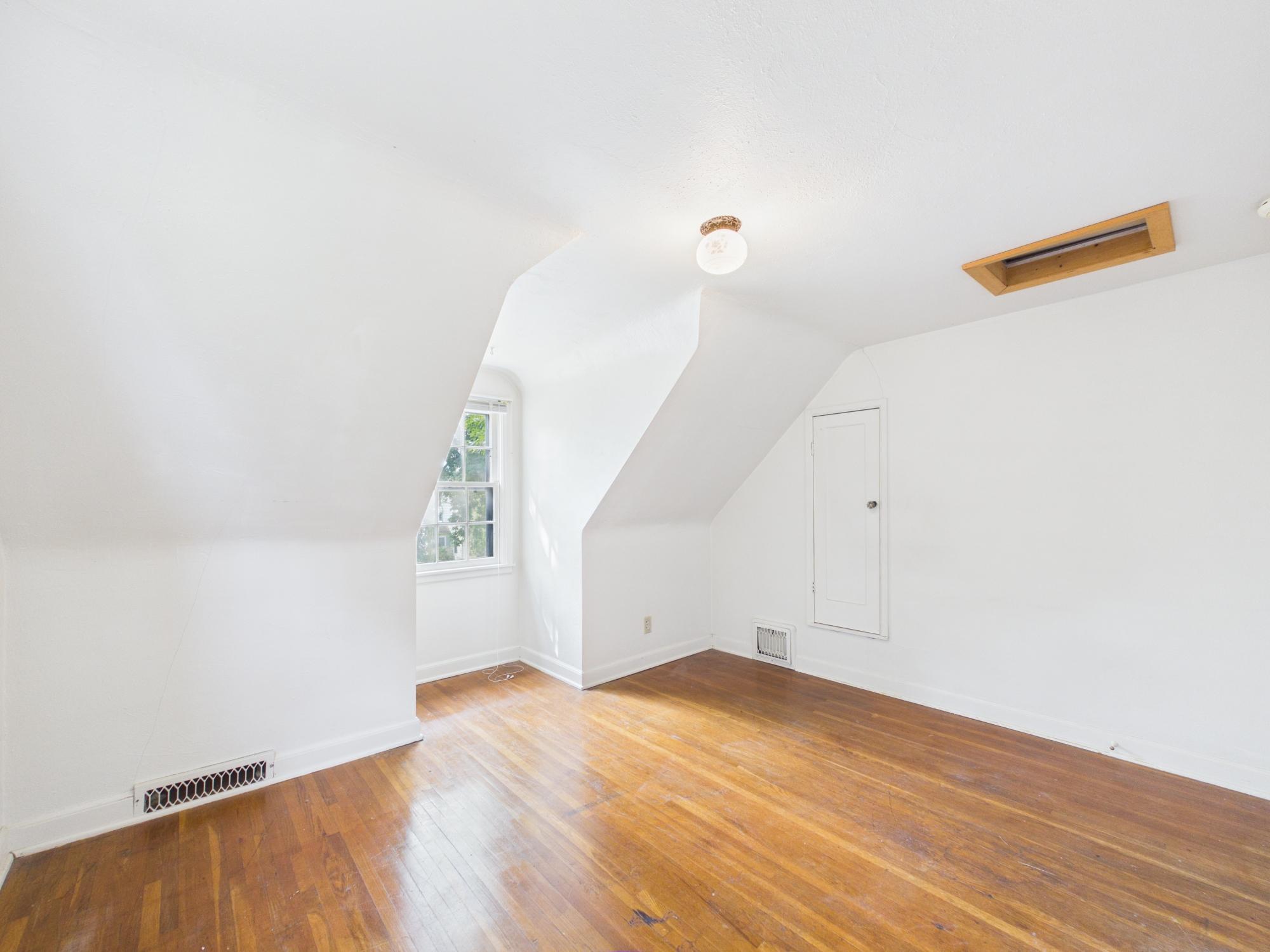 106 E 3rd Street Property Photo 21