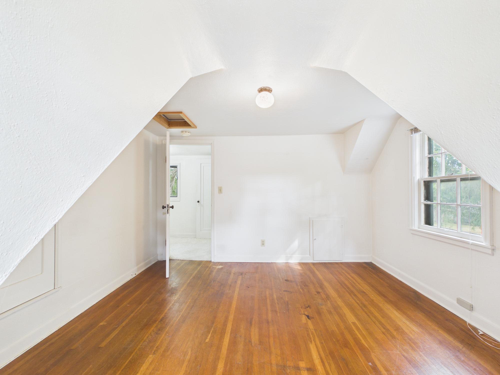 106 E 3rd Street Property Photo 22