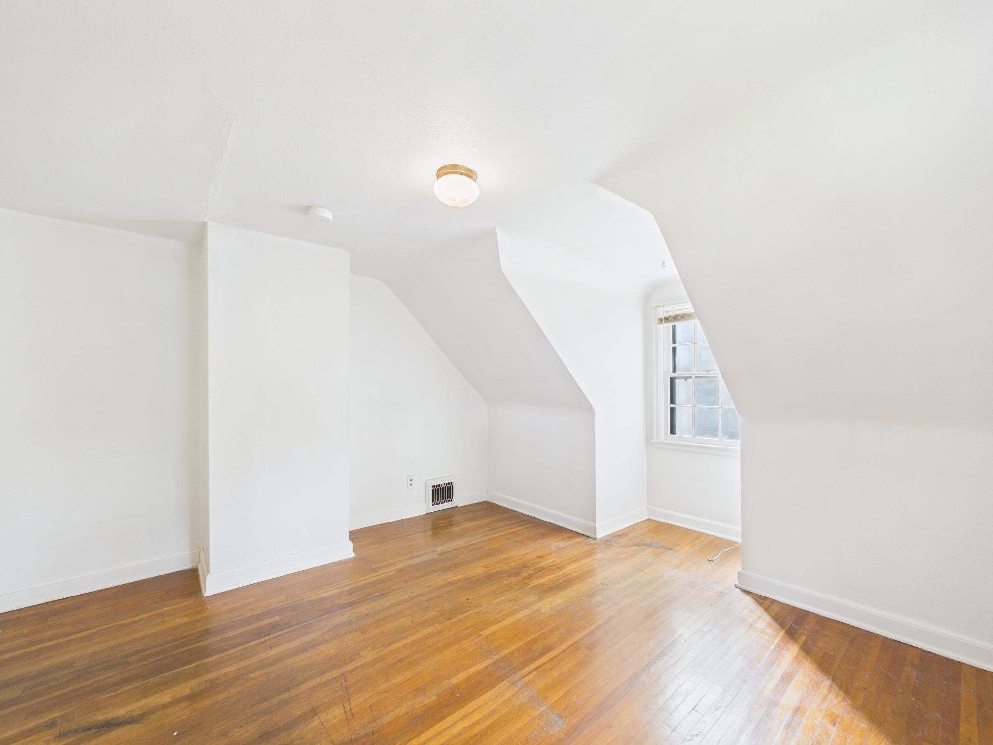 106 E 3rd Street Property Photo 26