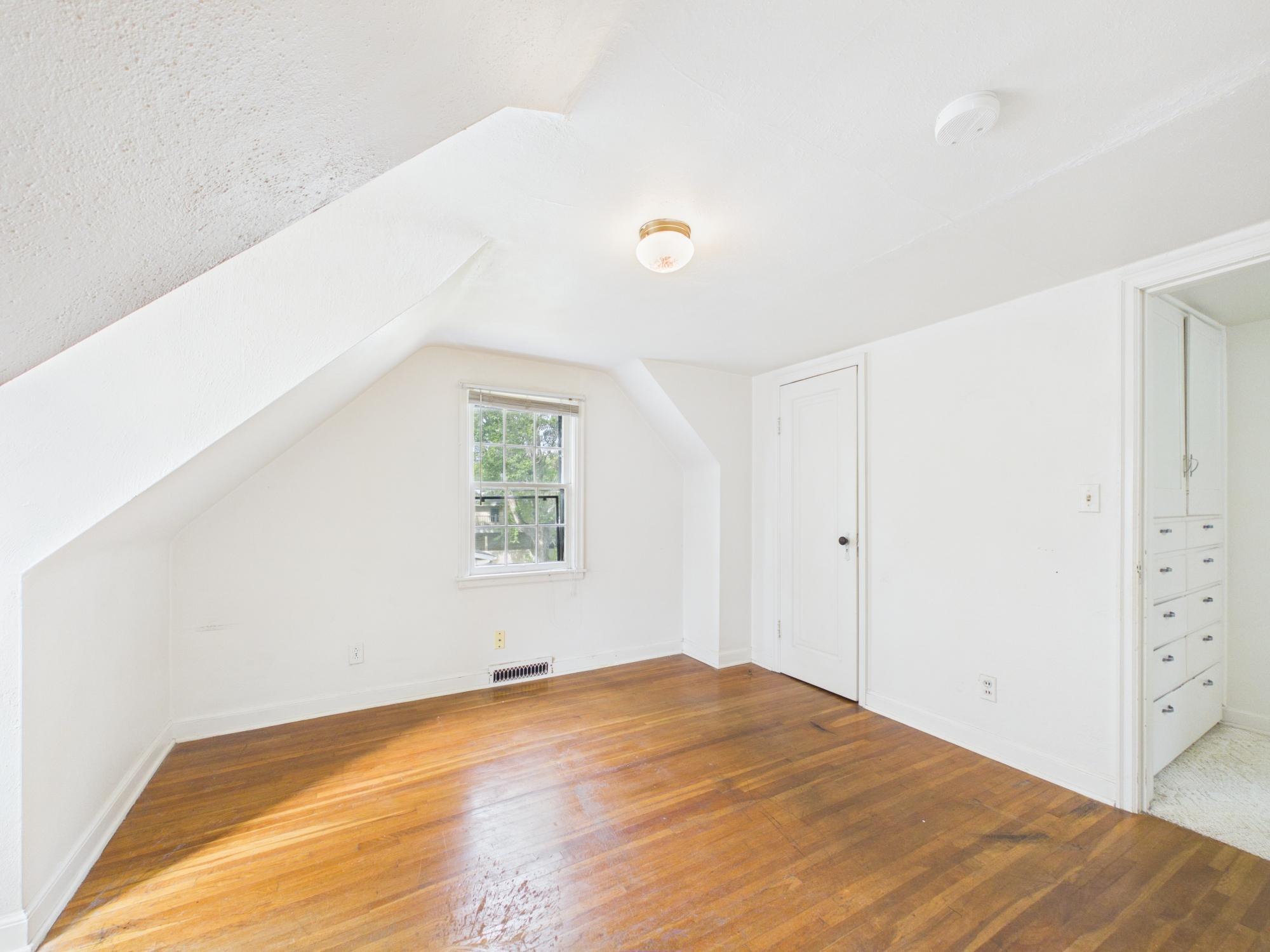 106 E 3rd Street Property Photo 27