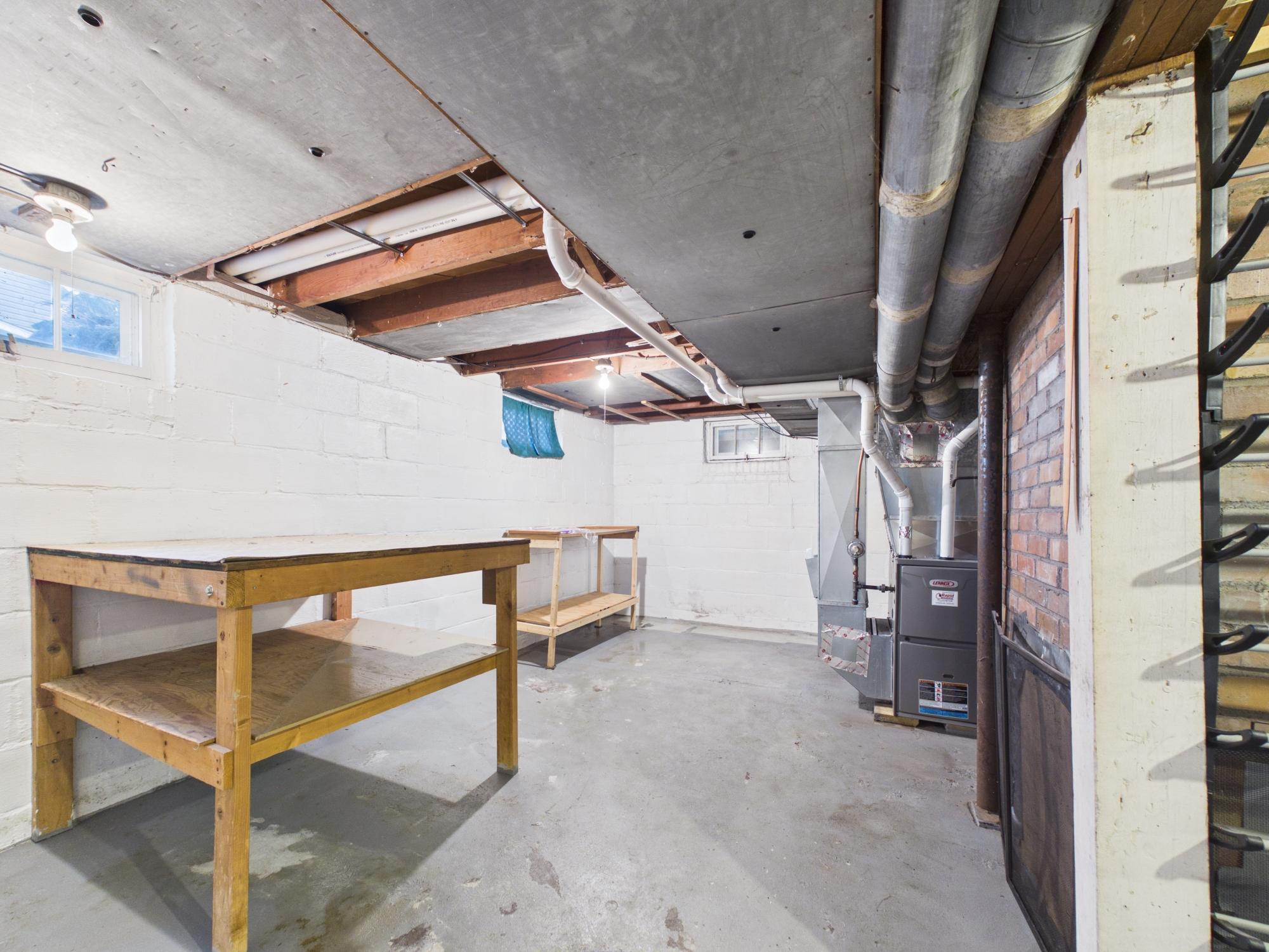 106 E 3rd Street Property Photo 32